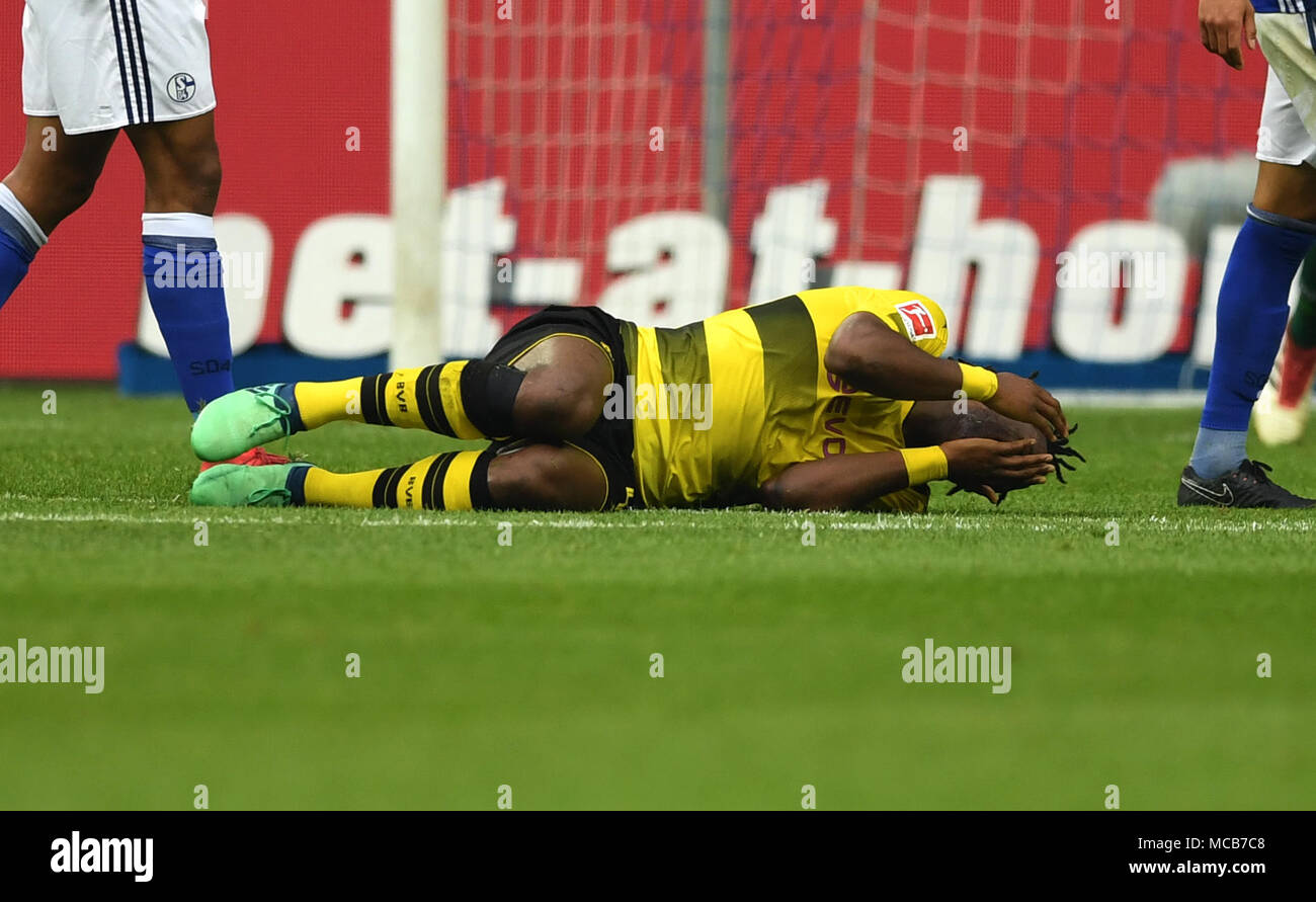 Il 15 aprile 2018, Germania, Gelsenkirchen: Calcio, Bundesliga Tedesca, FC Schalke 04 vs Borussia Dortmund alla Veltins Arena: Dortmund Batshuayi Michy è ferito. Foto: Ina Fassbender/dpa - AVVISO IMPORTANTE: a causa della Lega calcio tedesca·s (DFL) accrediti regolamenti, la pubblicazione e la ridistribuzione online e nei contenuti multimediali in linea è limitata durante la partita a quindici immagini per partita Foto Stock