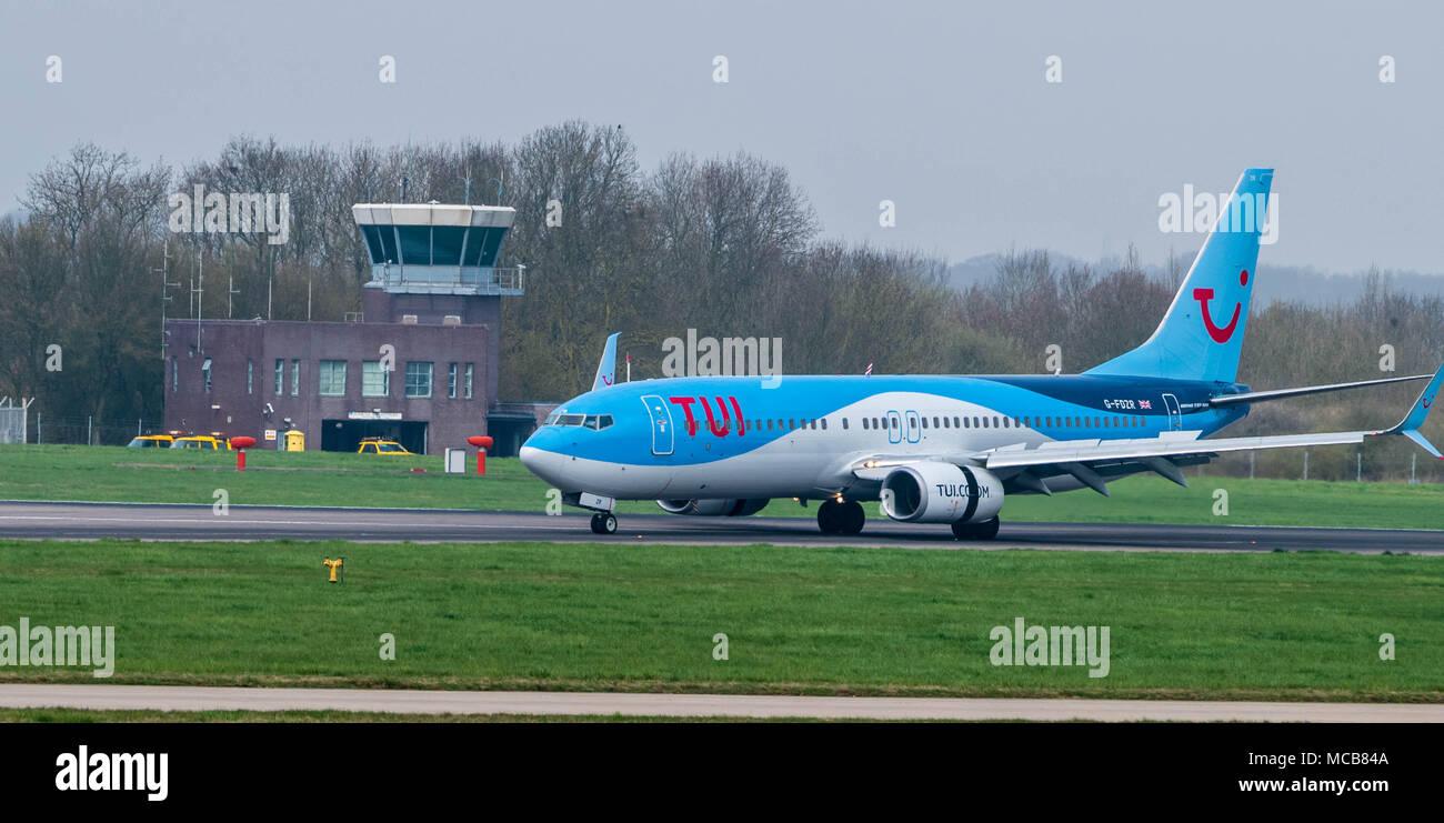 L'aeroporto di Stansted, Essex, 15 aprile 2018 i movimenti di aeromobili a foggy Stansted Airport in Essex, UK, G-fdzr TUI Fly Boeing 737-8k5 Credito: Ian Davidson/Alamy Live News Foto Stock