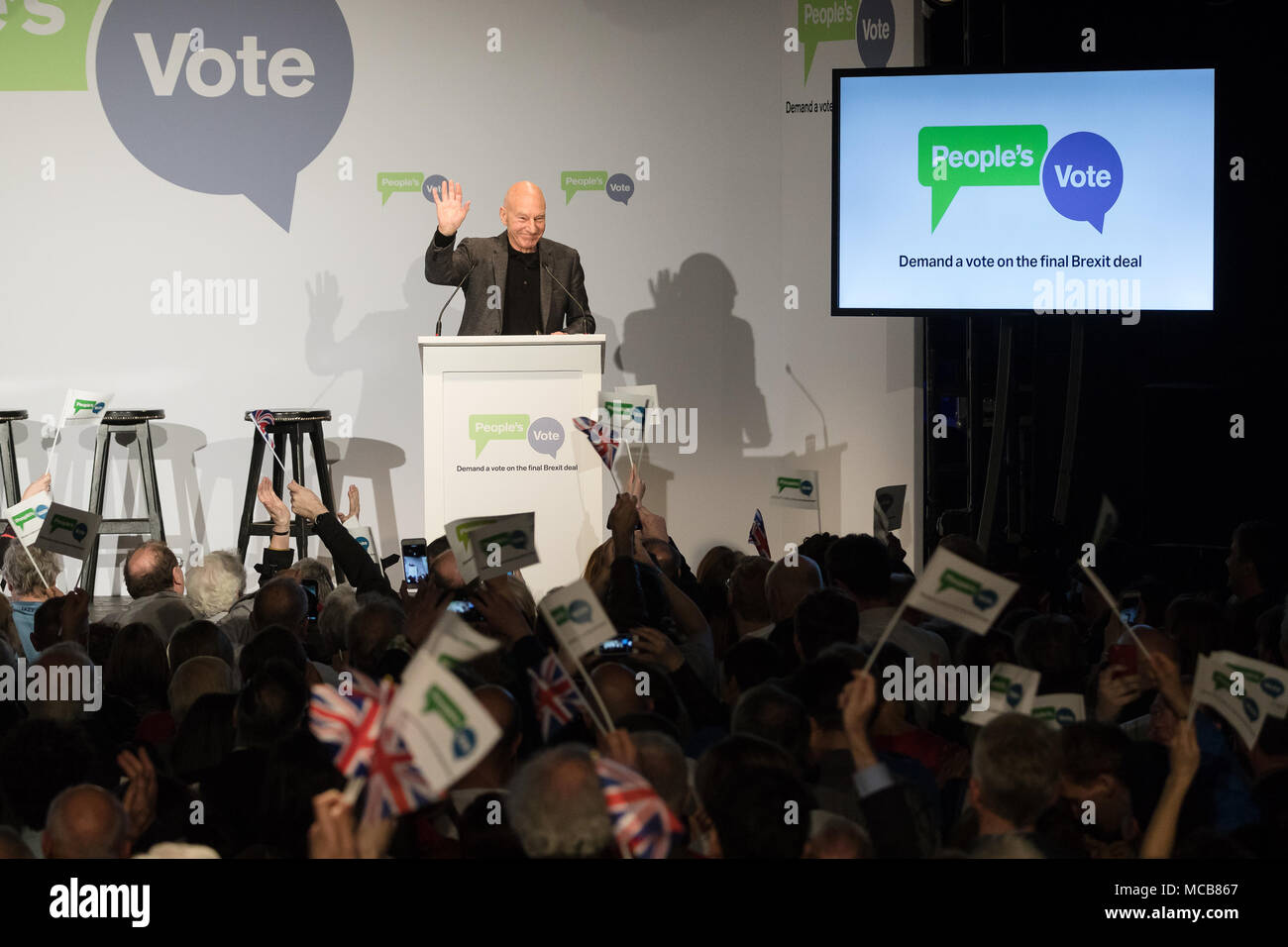 Londra, Regno Unito. Il 15 aprile 2018. Sir Patrick Stewart parla presso la sala da ballo elettrico in Camden durante l'evento di lancio per il voto popolare campagna che sta chiamando per un voto pubblico sul finale Brexit trattativa. Credito: Vickie Flores/Alamy Live News Foto Stock