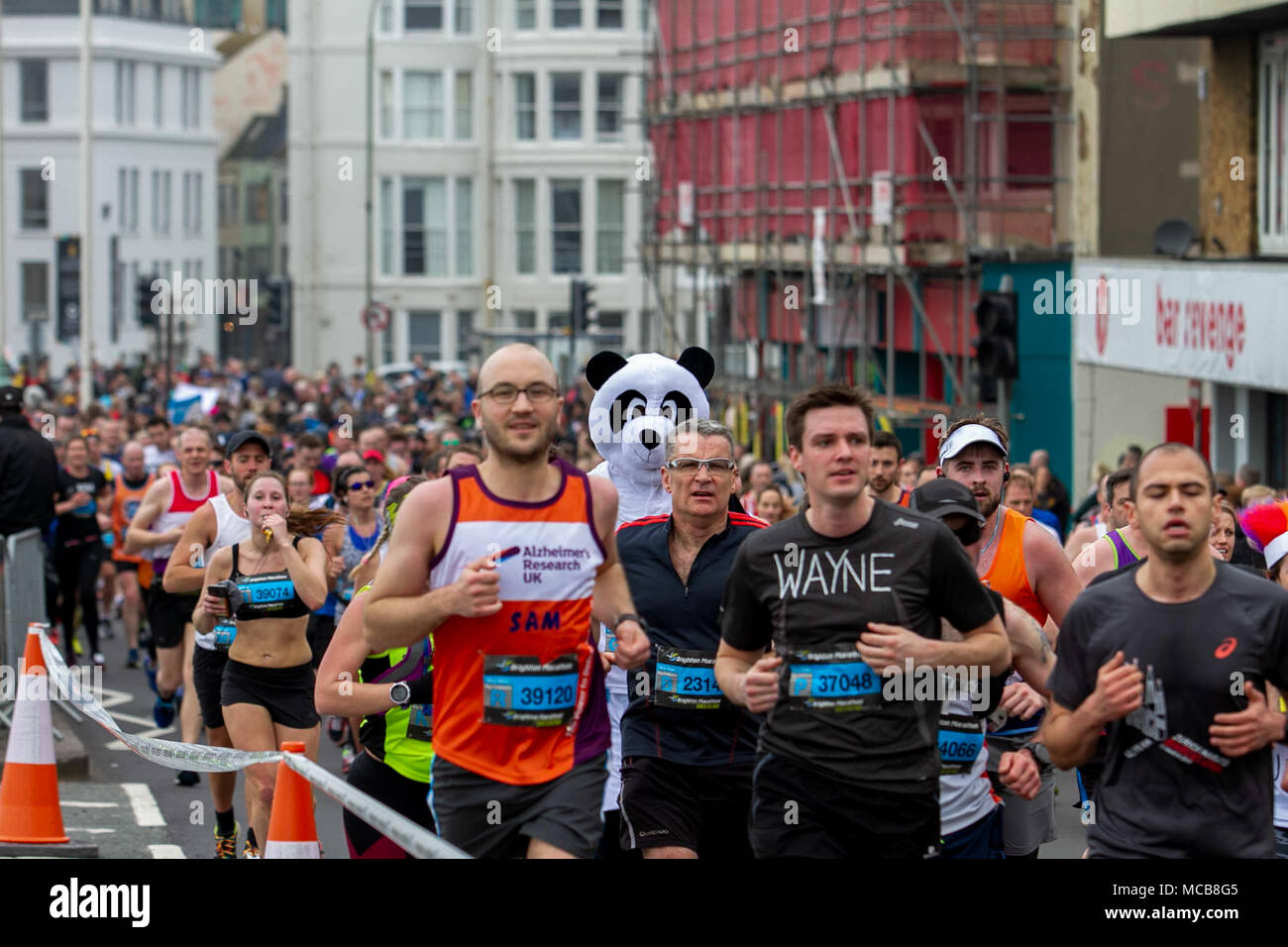 Brighton, Regno Unito 15 aprile 2018 migliaia di guide di scorrimento per le strade di Brighton e Hove in Brighton 2018 Marathon. Xv Apr, 2018. I partecipanti sono venuti da tutte le parti del Regno Unito di aderire alla maratona che include un 26.2 miglia race da Preston Park e a 10Km di gara elite runner dal Withdean Stadium. La maratona ha causato un numero di strade in Brighton per essere chiuso per tutta la giornata e alcuni autobus rotte per essere annullata Credito: Matt Duckett/IMAGESLIVE/ZUMA filo/Alamy Live News Foto Stock