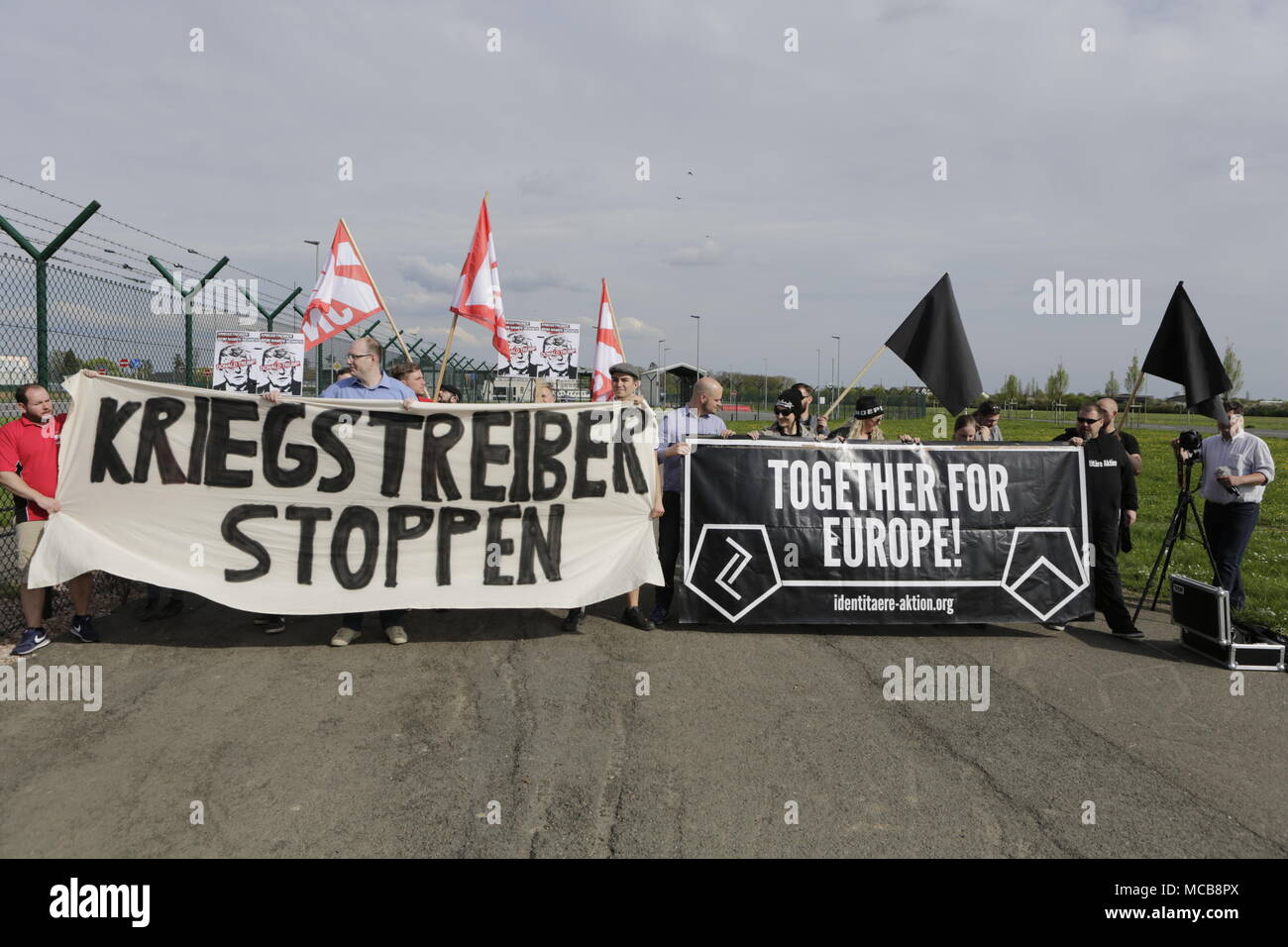 Wiesbaden, Germania. Il 15 aprile 2018. Manifestanti posano con banner che leggere 'Stop guerrafondai" e "Insieme per l'Europa". I deputati della destra Jungen Nationalisten (giovani nazionalisti), l'organizzazione giovanile della Nazionale Partito Democratico della Germania (NPD), e l'identità di generazione hanno protestato fuori Lucio D. Credito: Michael Debets/Alamy Live News Foto Stock