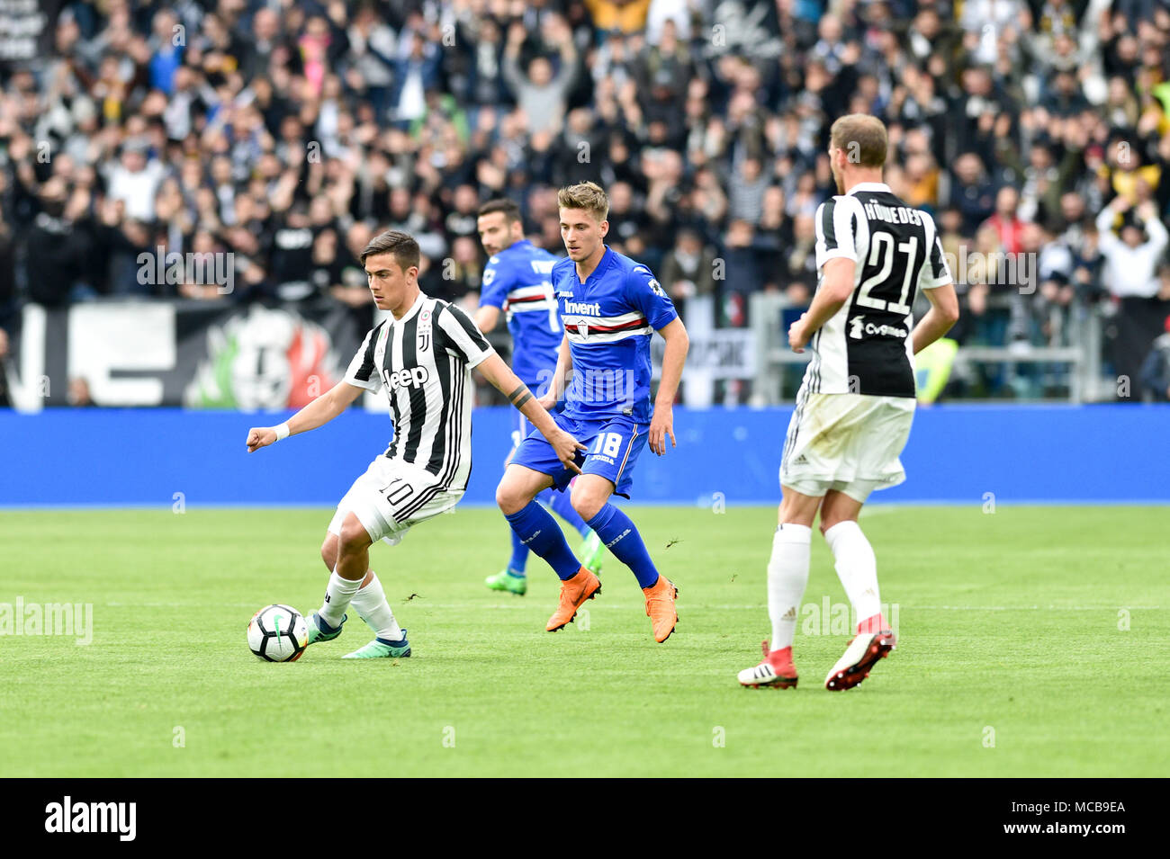 Torino, Italia. Xv Apr, 2018. Paulo Dybala (Juventus FC),Benedikt Hšwedes (Juventus FC),Dennis Praet (UC Sampdoria),durante la serie di una partita di calcio tra Juventus FC vs UC Sampdoria presso lo stadio Allianz il 15 aprile 2018 a Torino, Italia. Credito: Antonio Polia/Alamy Live News Foto Stock