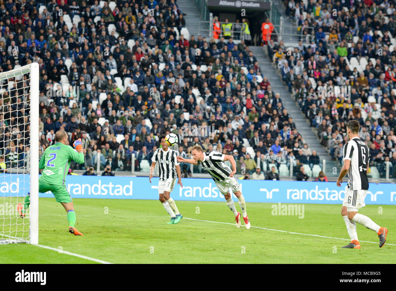 Torino, Italia. Xv Apr, 2018. Benedikt Hšwedes (Juventus FC),Emiliano Viviano (UC Sampdoria),Sami Khedira (Juventus FC),Juan Cuadrado (Juventus FC),durante la serie di una partita di calcio tra Juventus FC vs UC Sampdoria presso lo stadio Allianz il 15 aprile 2018 a Torino, Italia. Credito: Antonio Polia/Alamy Live News Foto Stock