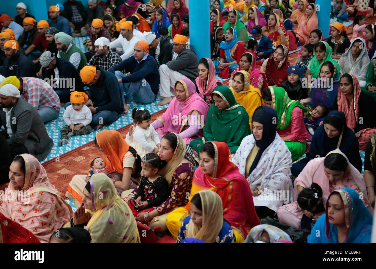 Palma de Mallorca, Spagna. Aprile 15, 2018. La religione Sikh indiani sedersi all'interno di un tempio sikh durante il loro festival Baisakhi in Palma de Mallorca sullo spagnolo isola delle Baleari di Maiorca, 15 aprile 2018. I sikh celebrare Baisakhi, una festa della mietitura, come l'inizio del nuovo anno. Credito: zixia/alamy news Credito: zixia/Alamy Live News Foto Stock