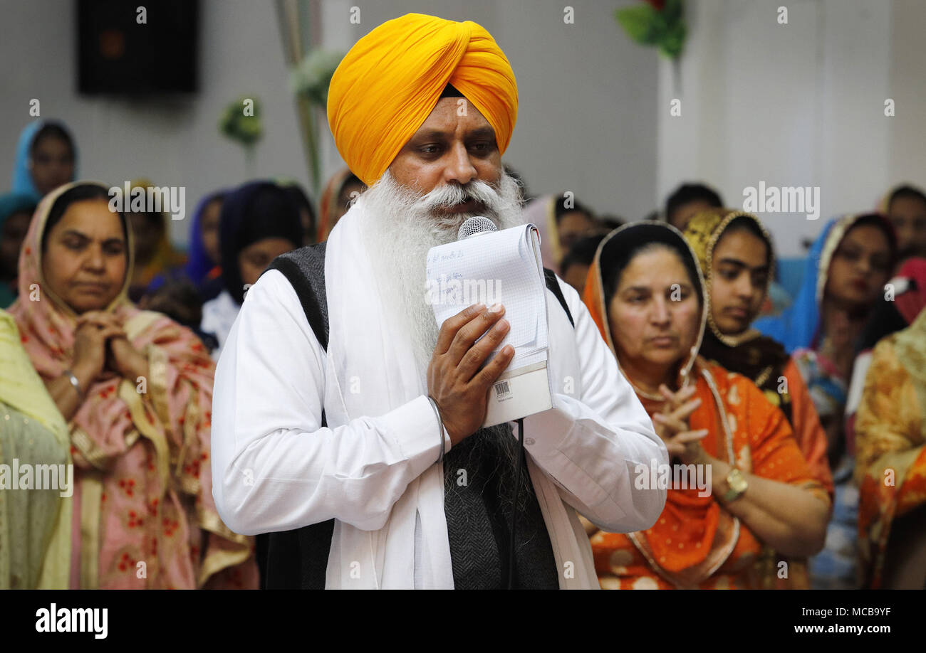 Palma di Maiorca, isole Baleari, Spagna. Xv Apr, 2018. Sat Guru pregando durante i sikh celebrare Baisakhi, una festa della mietitura, come l'inizio del nuovo anno in Palma de Mallorca, Spagna. Credito: Clara Margais/ZUMA filo/Alamy Live News Foto Stock