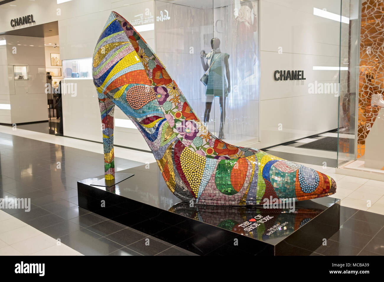 Sovradimensionati scarpe sul display a Bloomingdale a promuovere una nuova calzatura piano. Sulla Lexington Ave. in Midtown Manhattan. Foto Stock