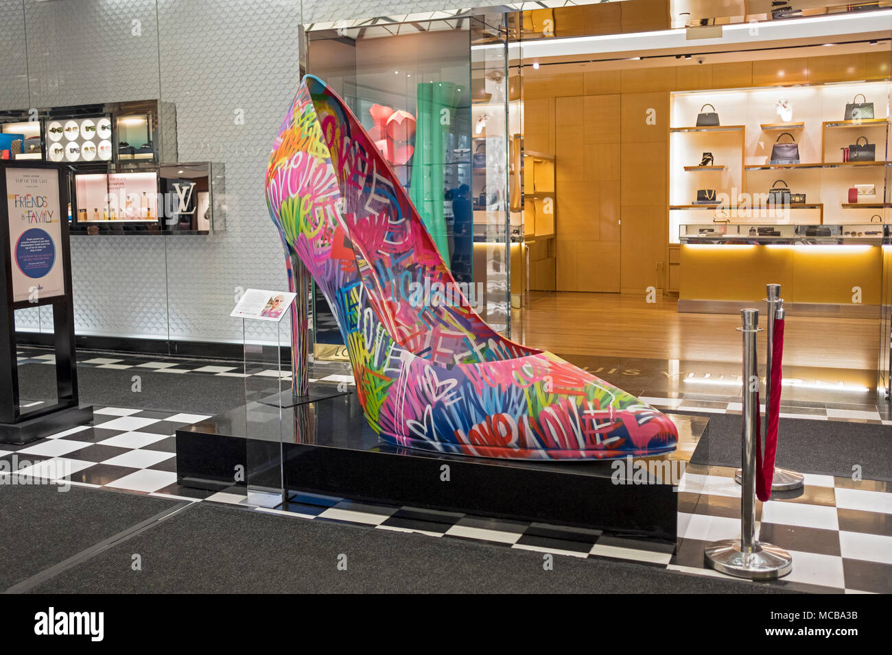 Sovradimensionati scarpe sul display a Bloomingdale a promuovere una nuova calzatura piano. Sulla Lexington Ave. in Midtown Manhattan. Foto Stock