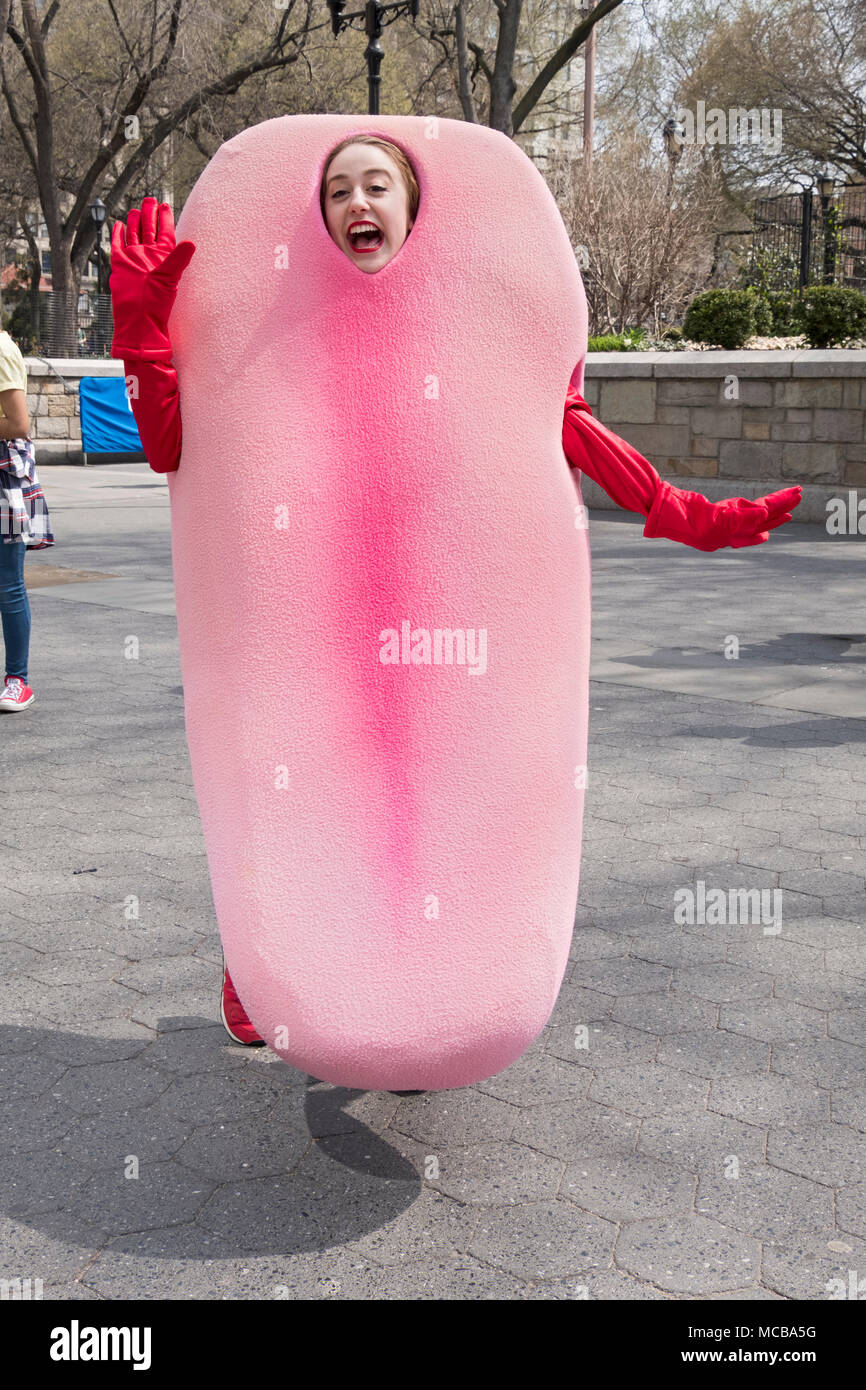 Un attrice & performance di artista in Union Square Park la pubblicità di un prodotto da utilizzare per la pulizia della lingua. A Manhattan, New York City. Foto Stock