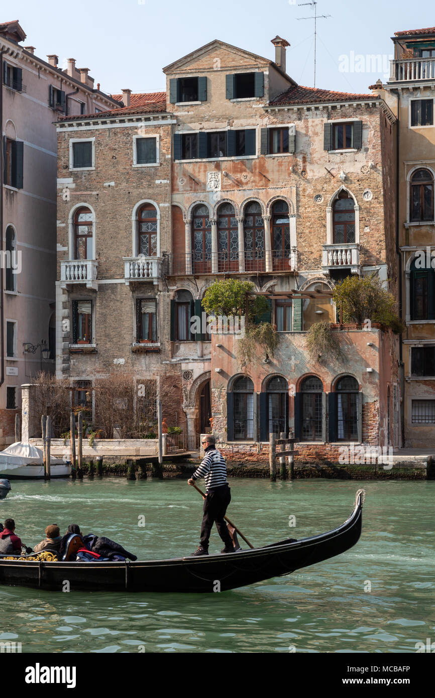 In Gondola e gondoliere sul Grand Canal, Venezia, Italia Foto Stock