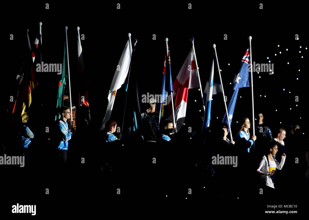 Gli atleti portano le loro bandiere delle nazioni durante la cerimonia di chiusura per il 2018 Giochi del Commonwealth a Carrara Stadium in Gold Coast, Australia. Stampa foto di associazione. Picture Data: domenica 15 aprile, 2018. Vedere PA storia CERIMONIA DEL COMMONWEALTH. Foto di credito dovrebbe leggere: Danny Lawson/filo PA. Restrizioni: solo uso editoriale. Uso non commerciale. Nessun video emulazione. Foto Stock