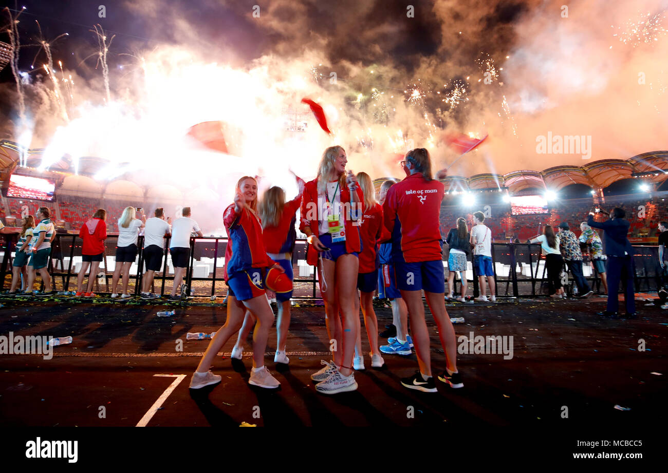 Isola di Man atleti bandiere d'onda durante la cerimonia di chiusura per il 2018 Giochi del Commonwealth a Carrara Stadium in Gold Coast, Australia. Foto Stock