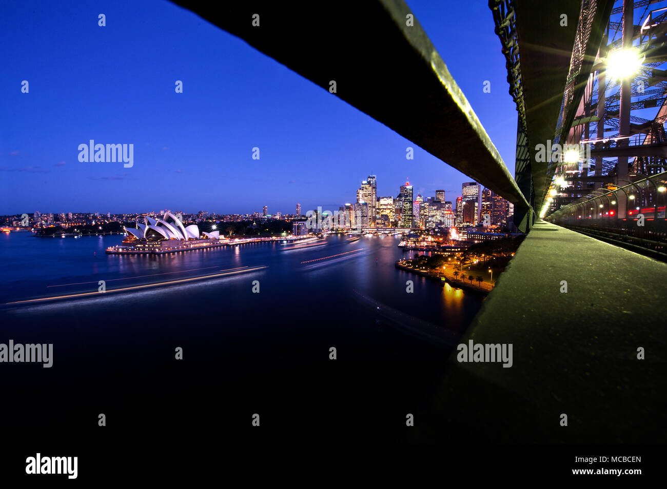 Australia: Sydney paesaggio dal Ponte del Porto di Sydney guardando al centro cittadino e alla Opera House foto: Alessandro Bosio/Alamy Foto Stock