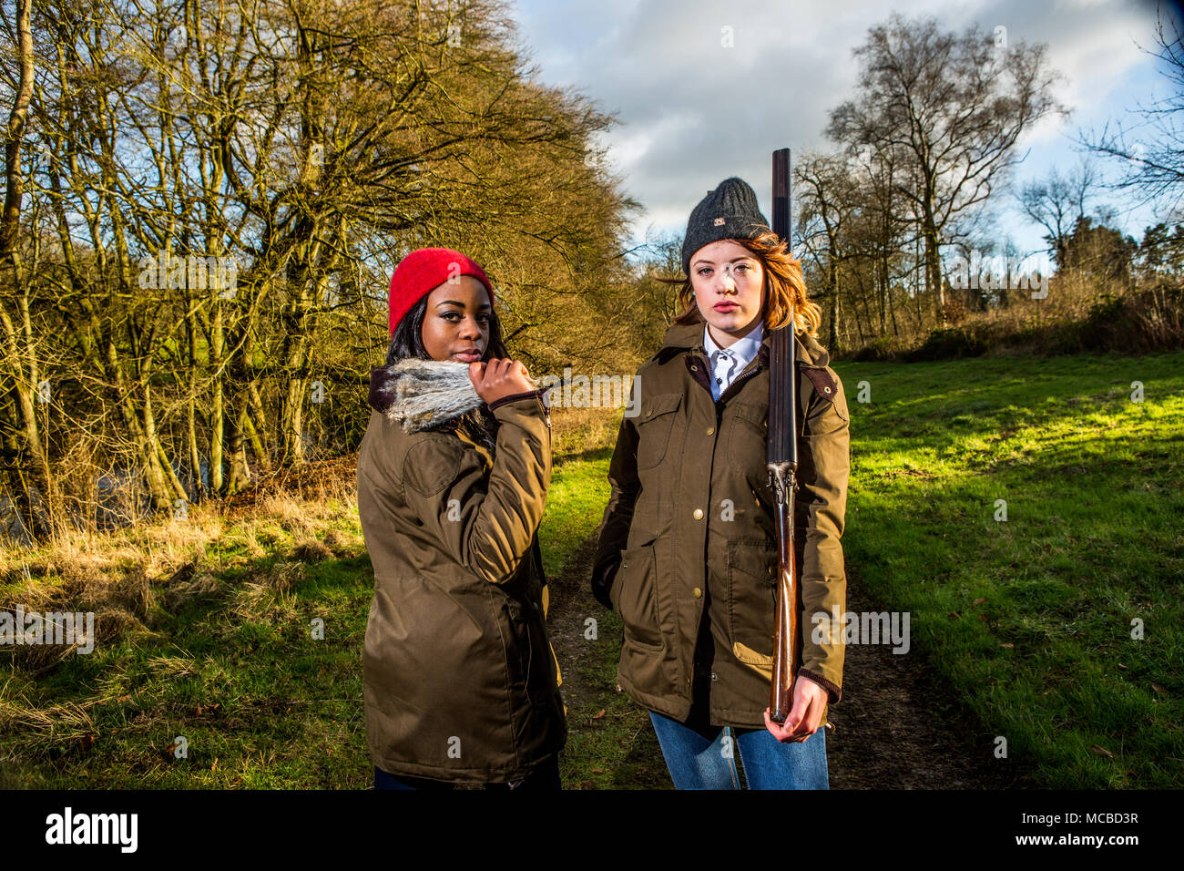 Le donne a caccia azienda Squirrel Tails e il fucile da caccia Foto Stock