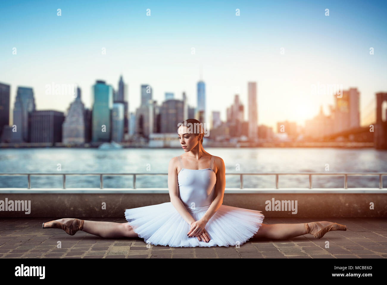 La flessibilità del corpo della ballerina classica Foto Stock