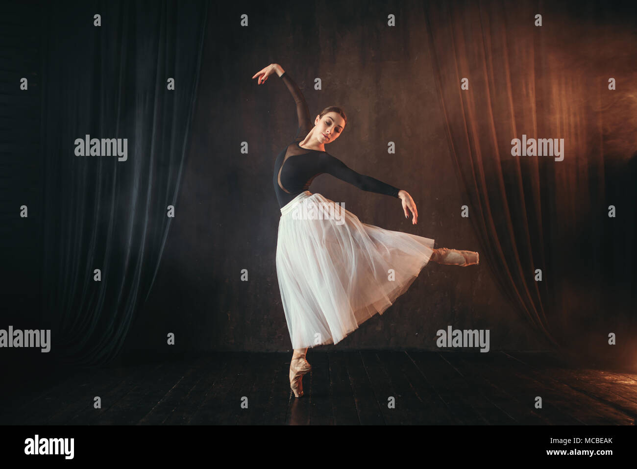 Ballerina classica in movimento sul palco Foto Stock