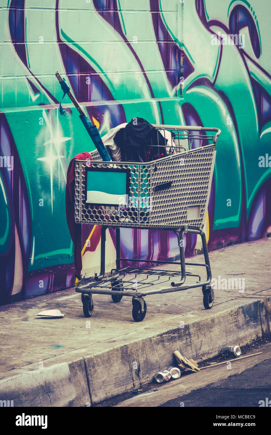 Un fatto Shopping Cart utilizzato da una persona senza dimora a San Francisco, Stati Uniti d'America Foto Stock