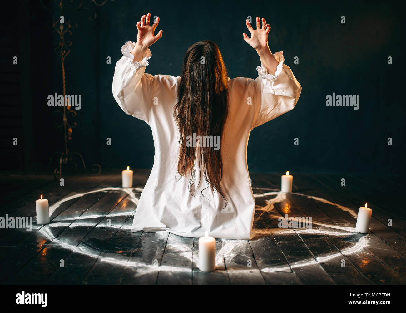 Strega produce rituale occulto nel pentagramma cerchio Foto Stock