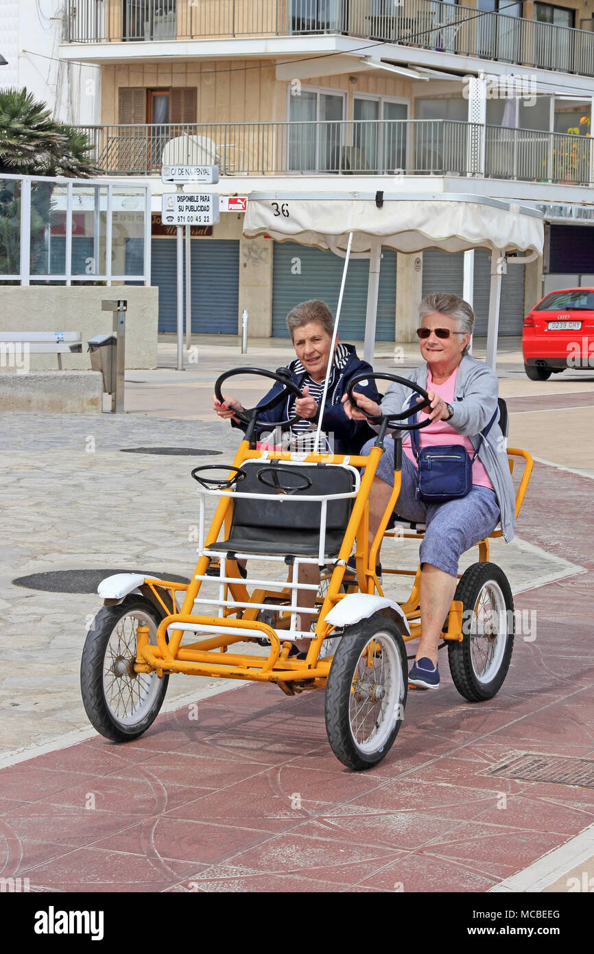 Due persone di mezza età ladies la pedalata 4 ruote in bici lungo la ciclabile, Cala Millor Maiorca Foto Stock