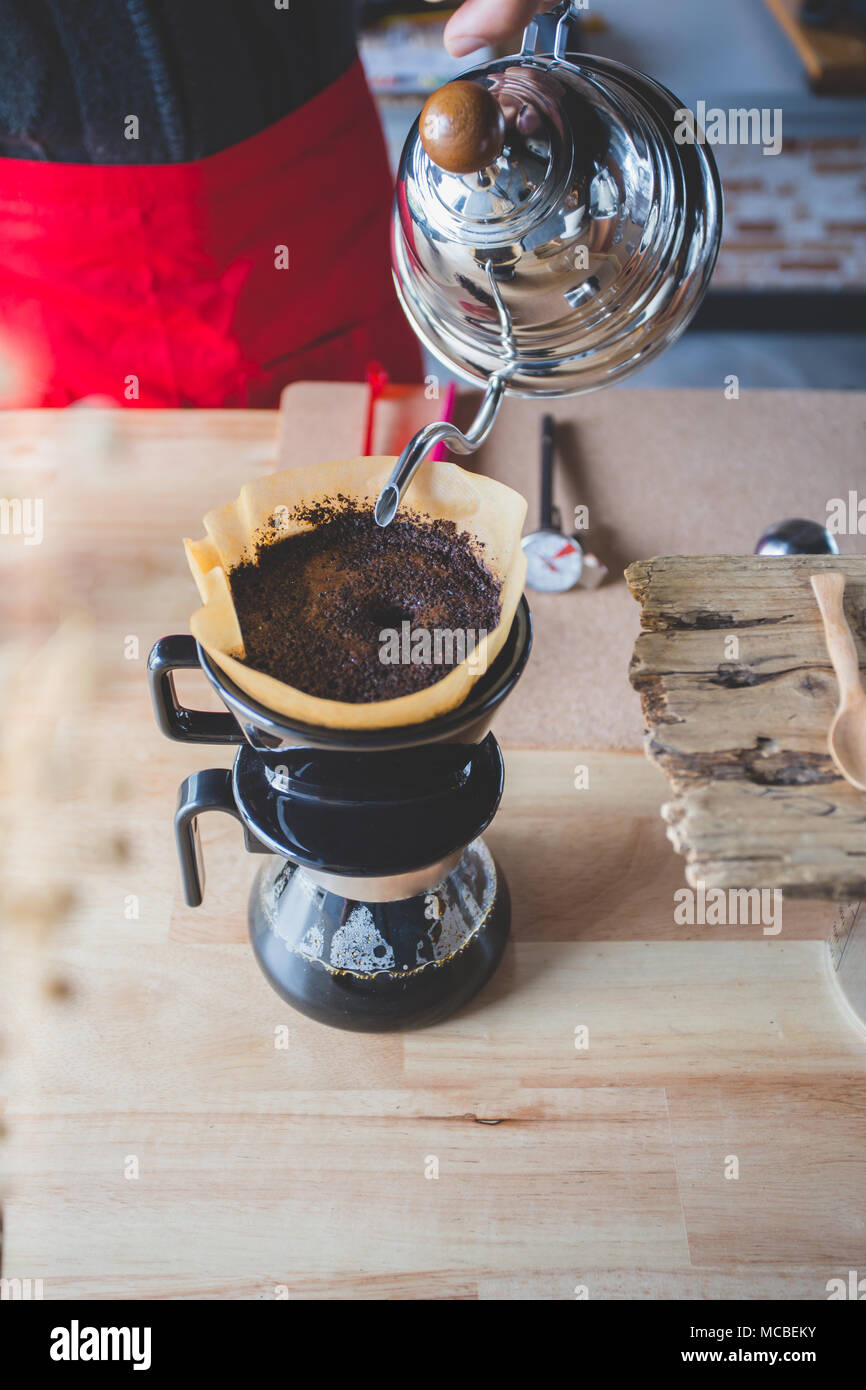 Realizzazione di infuso di caffè dal filtro per la cottura a vapore in stile di gocciolamento. Foto Stock