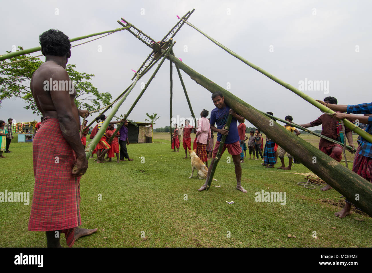 Un gruppo di devoti indù eseguire i rituali di Charak Puja festival il 14 aprile 2018 in Maulvibazar, Bangladesh. Foto Stock