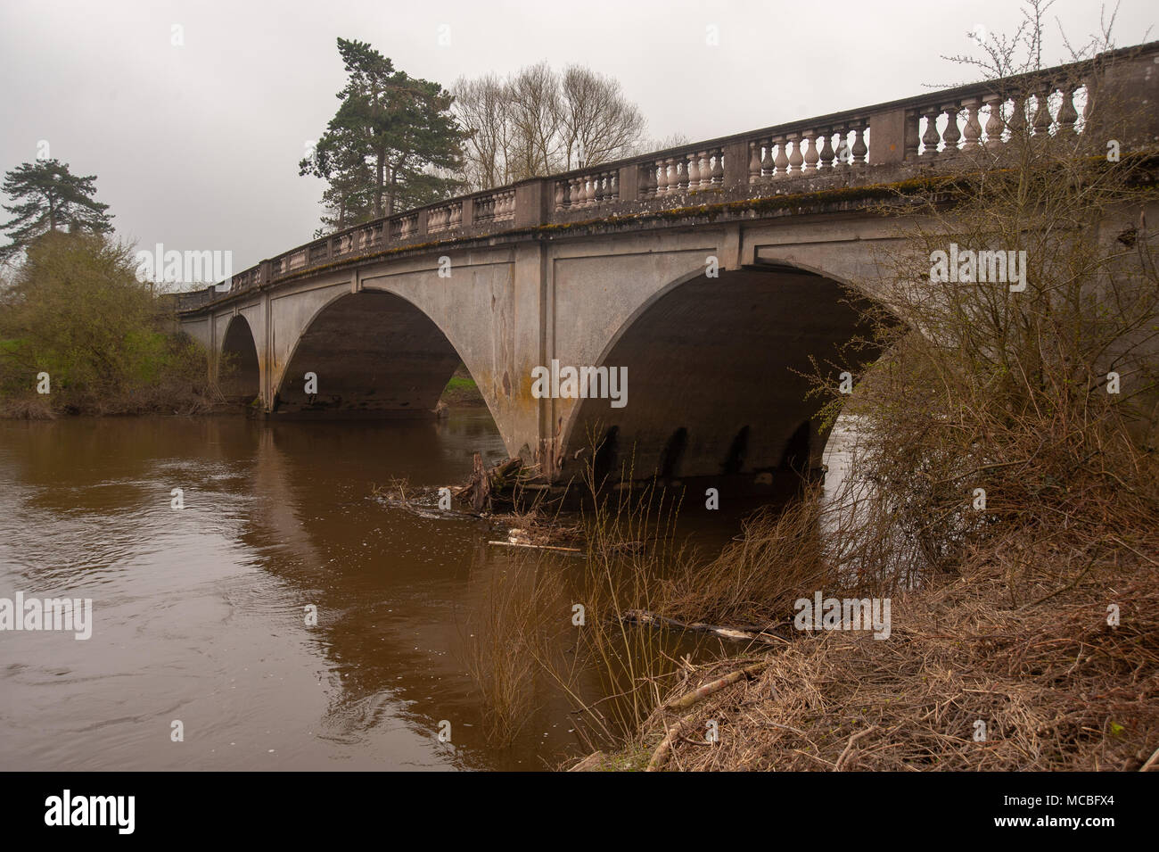 Ponte stradale sul fiume Severn a Cressage, Shropshire Foto Stock