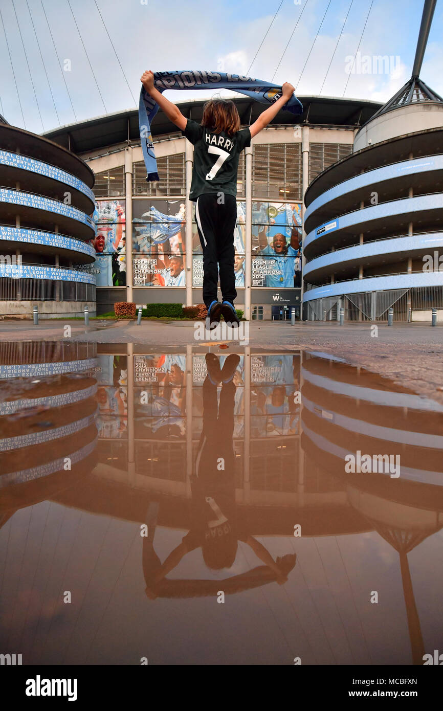 Un Manchester City fan celebra come il Manchester City vincere la premier league a seguito di un Manchester United perdita contro West Bromwich Albion a Etihad Stadium e Manchester. Stampa foto di associazione. Picture Data: domenica 15 aprile, 2018. Vedere PA storia uomo Soccer City vince. Foto di credito dovrebbe leggere: PA/filo PA. Foto Stock