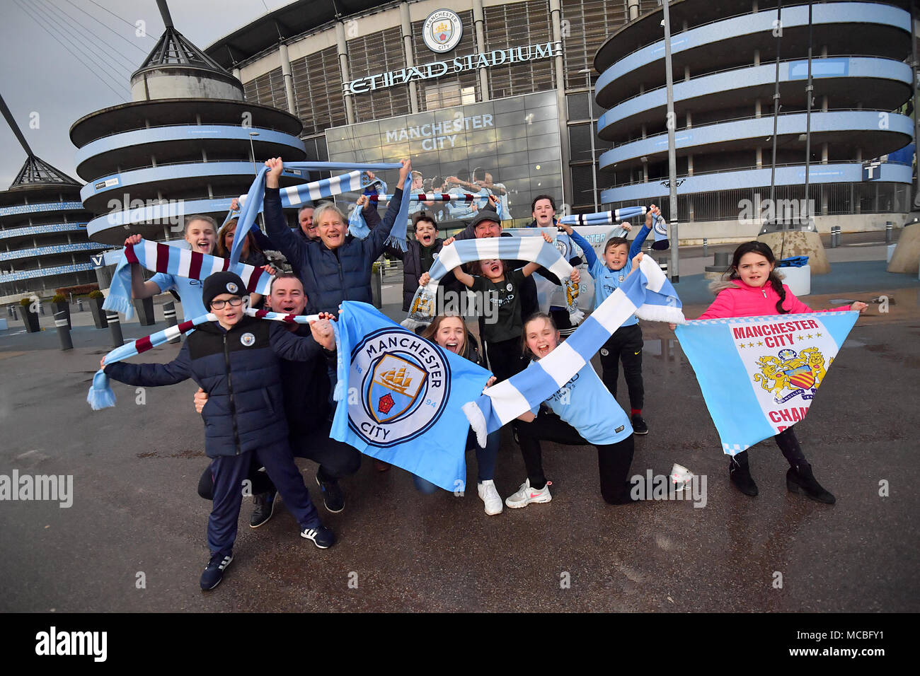 Manchester City tifosi con bandiere celebrare come il Manchester City vincere la premier league a seguito di un Manchester United perdita contro West Bromwich Albion a Etihad Stadium e Manchester. Stampa foto di associazione. Picture Data: domenica 15 aprile, 2018. Vedere PA storia uomo Soccer City vince. Foto di credito dovrebbe leggere: PA/filo PA. Foto Stock