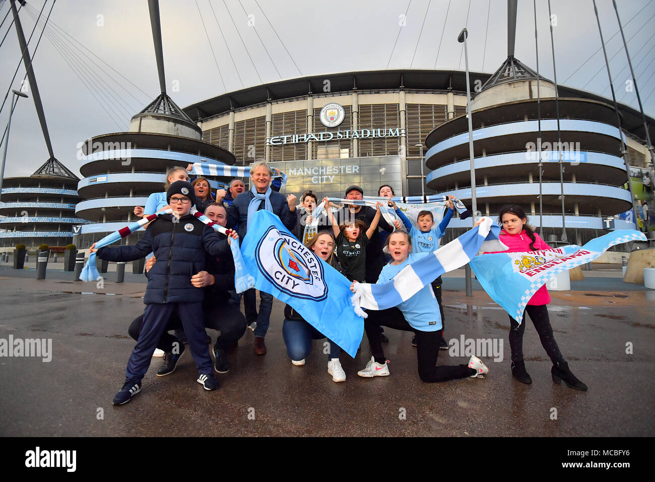 Manchester City tifosi con bandiere celebrare come il Manchester City vincere la premier league a seguito di un Manchester United perdita contro West Bromwich Albion a Etihad Stadium e Manchester. Stampa foto di associazione. Picture Data: domenica 15 aprile, 2018. Vedere PA storia uomo Soccer City vince. Foto di credito dovrebbe leggere: PA/filo PA. Foto Stock