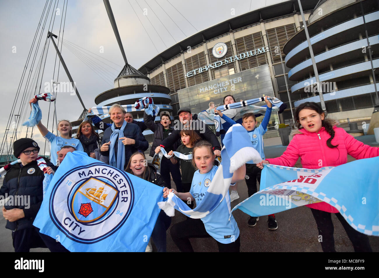 Manchester City tifosi con bandiere celebrare come il Manchester City vincere la premier league a seguito di un Manchester United perdita contro West Bromwich Albion a Etihad Stadium e Manchester. Stampa foto di associazione. Picture Data: domenica 15 aprile, 2018. Vedere PA storia uomo Soccer City vince. Foto di credito dovrebbe leggere: PA/filo PA. Foto Stock