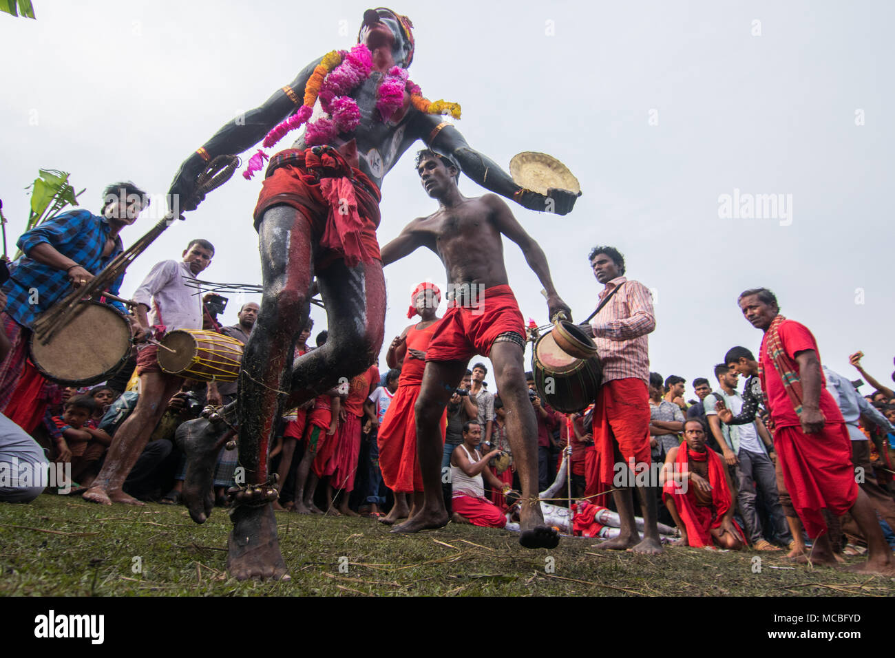 Un gruppo di devoti indù eseguire i rituali di Charak Puja festival il 14 aprile 2018 in Maulvibazar, Bangladesh. Foto Stock