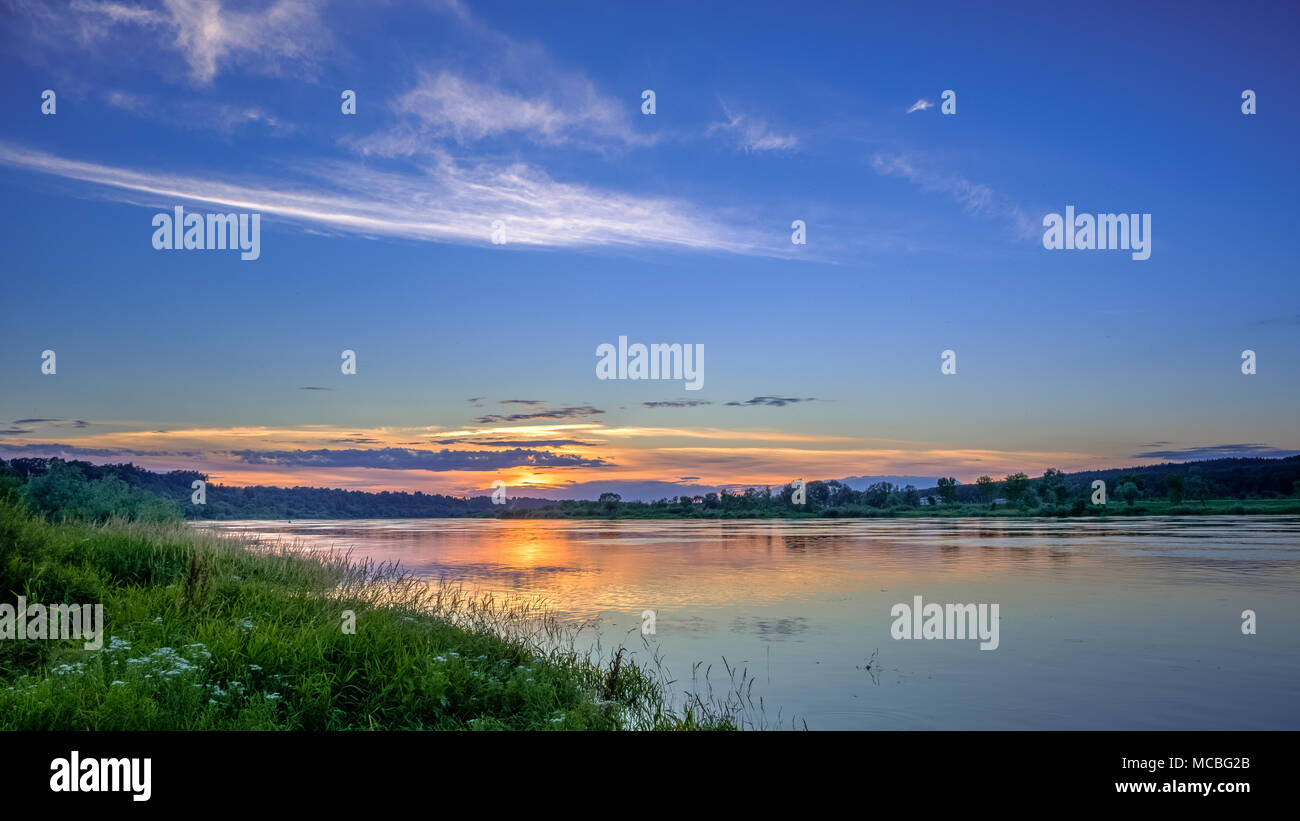 Tramonto colorato in natura da parte del lago, estate Foto Stock