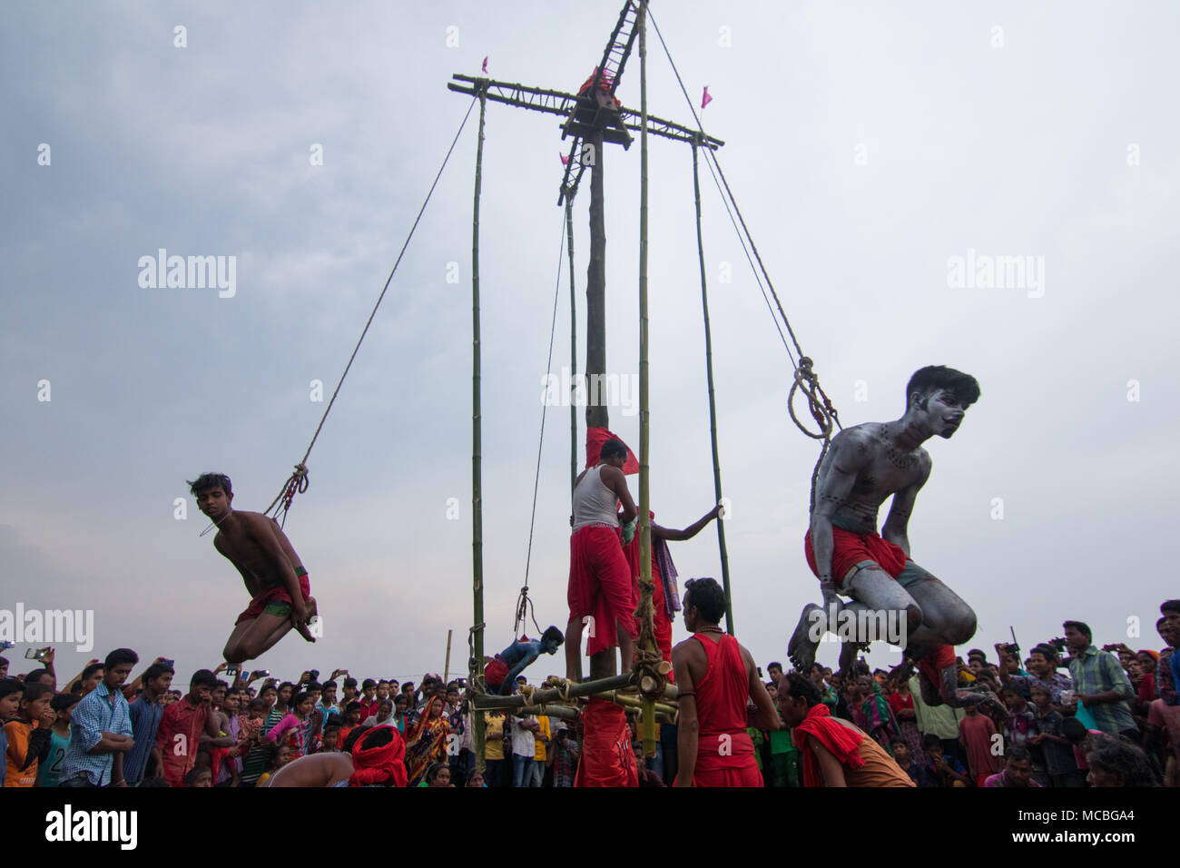 Un gruppo di devoti indù eseguire i rituali di Charak Puja festival il 14 aprile 2018 in Maulvibazar, Bangladesh. Foto Stock