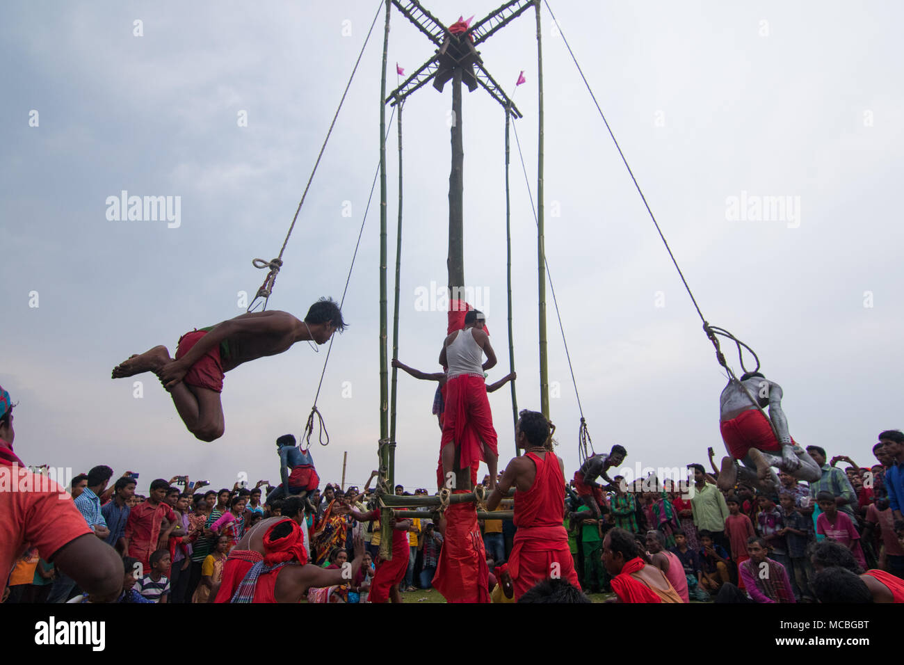 Un gruppo di devoti indù eseguire i rituali di Charak Puja festival il 14 aprile 2018 in Maulvibazar, Bangladesh. Foto Stock