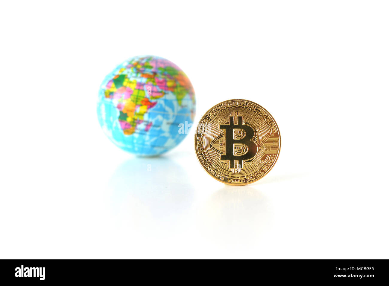Bitcoin concetto. Economia mondiale concetto. Nuova moneta mondiale. Medaglia d'oro bitcoin e globo. Foto Stock