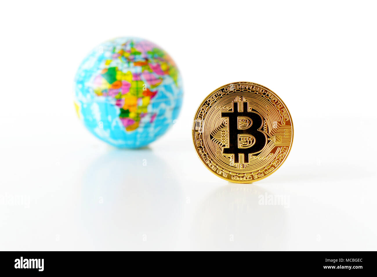 Bitcoin concetto. Economia mondiale concetto. Nuova moneta mondiale. Medaglia d'oro bitcoin e globo. Foto Stock