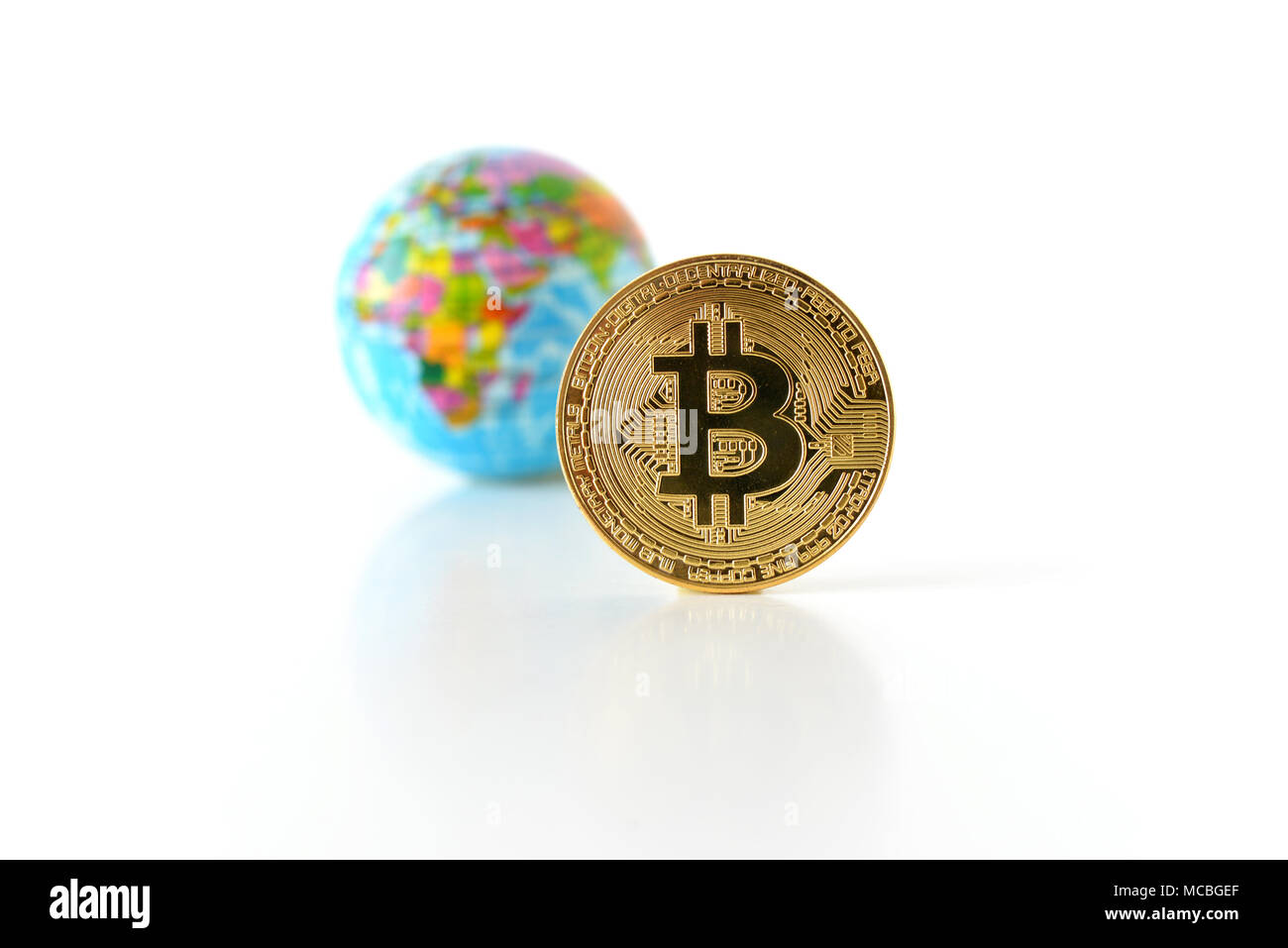 Bitcoin concetto. Economia mondiale concetto. Nuova moneta mondiale. Medaglia d'oro bitcoin e globo. Foto Stock