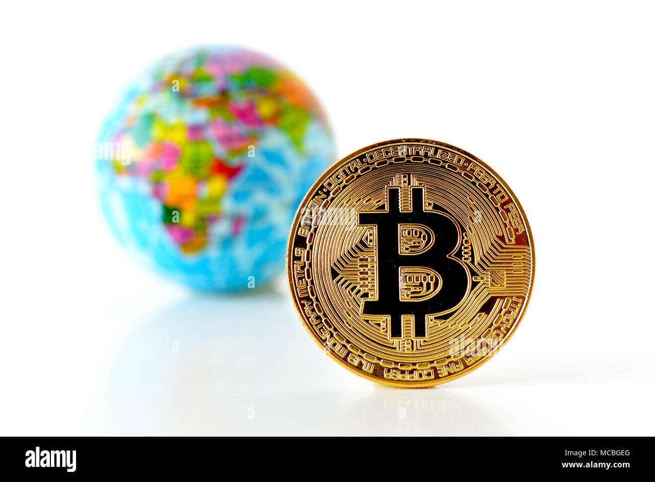 Bitcoin concetto. Economia mondiale concetto. Nuova moneta mondiale. Medaglia d'oro bitcoin e globo. Foto Stock