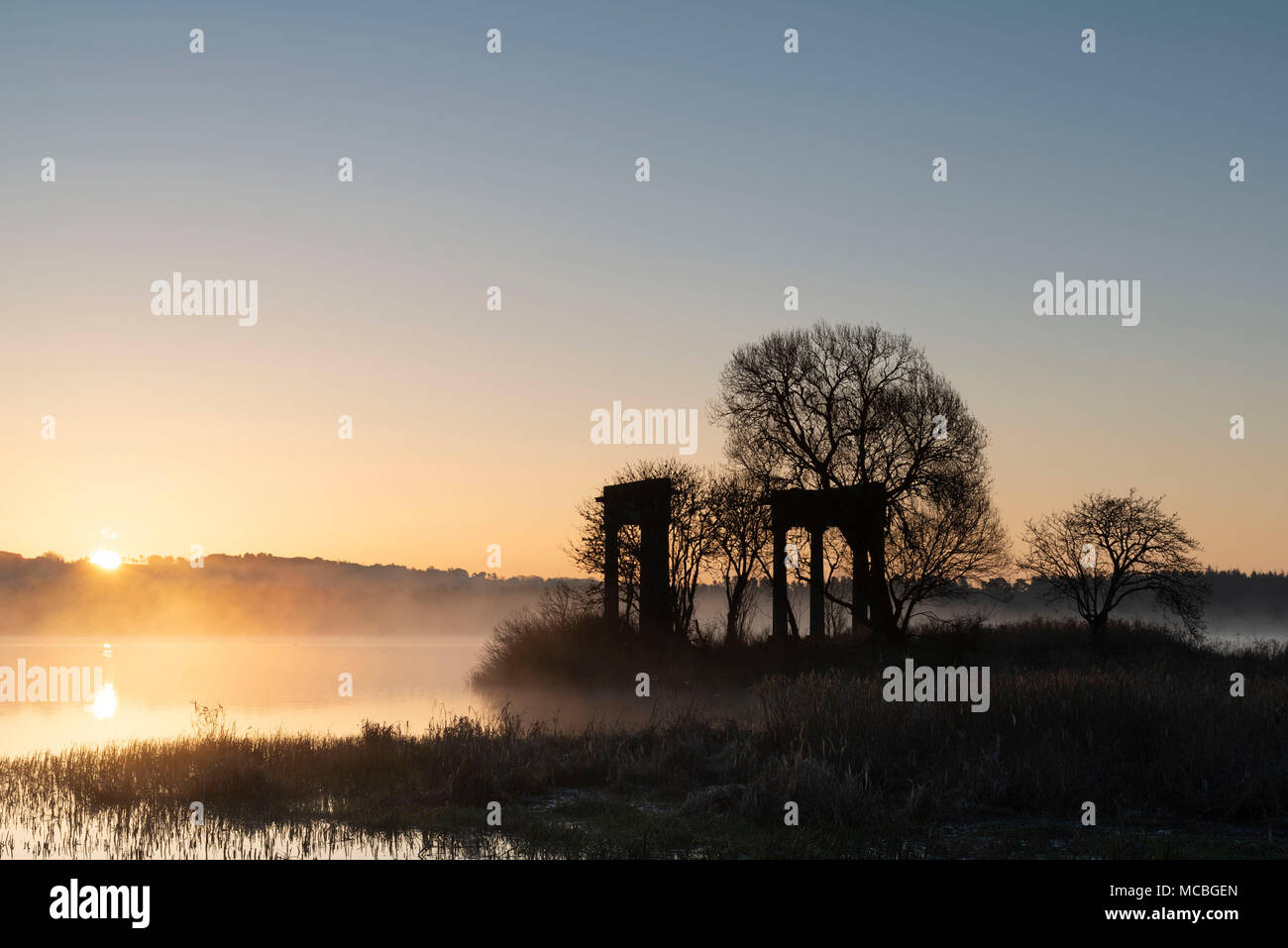 Il tempio, una follia sul lato sud del Loch di Skene, allo spuntar del giorno su una molla senza nuvole mattina Foto Stock