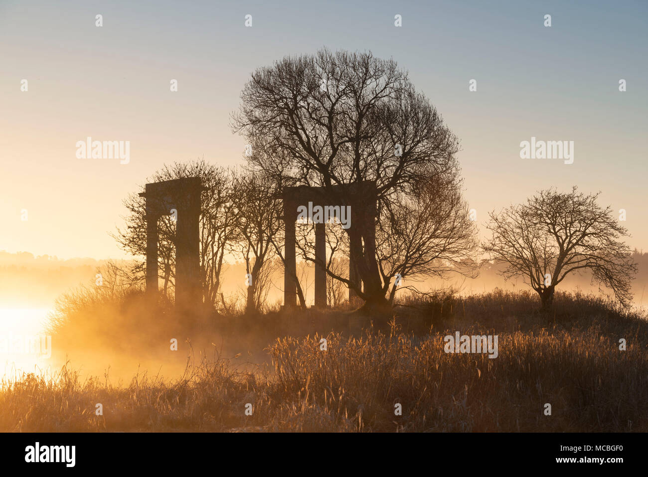 Il tempio, una follia sul lato sud del Loch di Skene, allo spuntar del giorno su una molla senza nuvole mattina Foto Stock