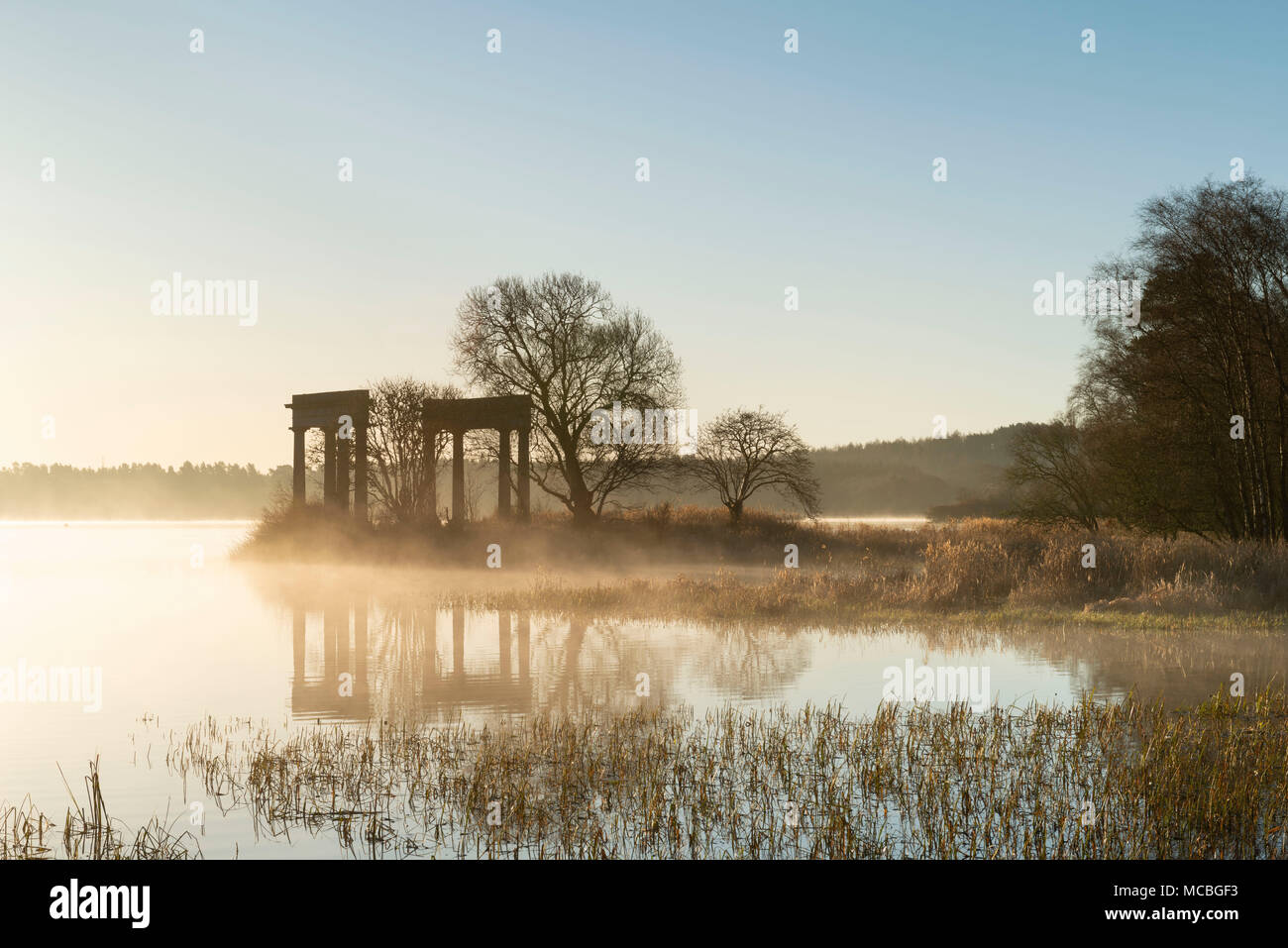 Il tempio, una follia sul lato sud del Loch di Skene, allo spuntar del giorno su una molla senza nuvole mattina Foto Stock