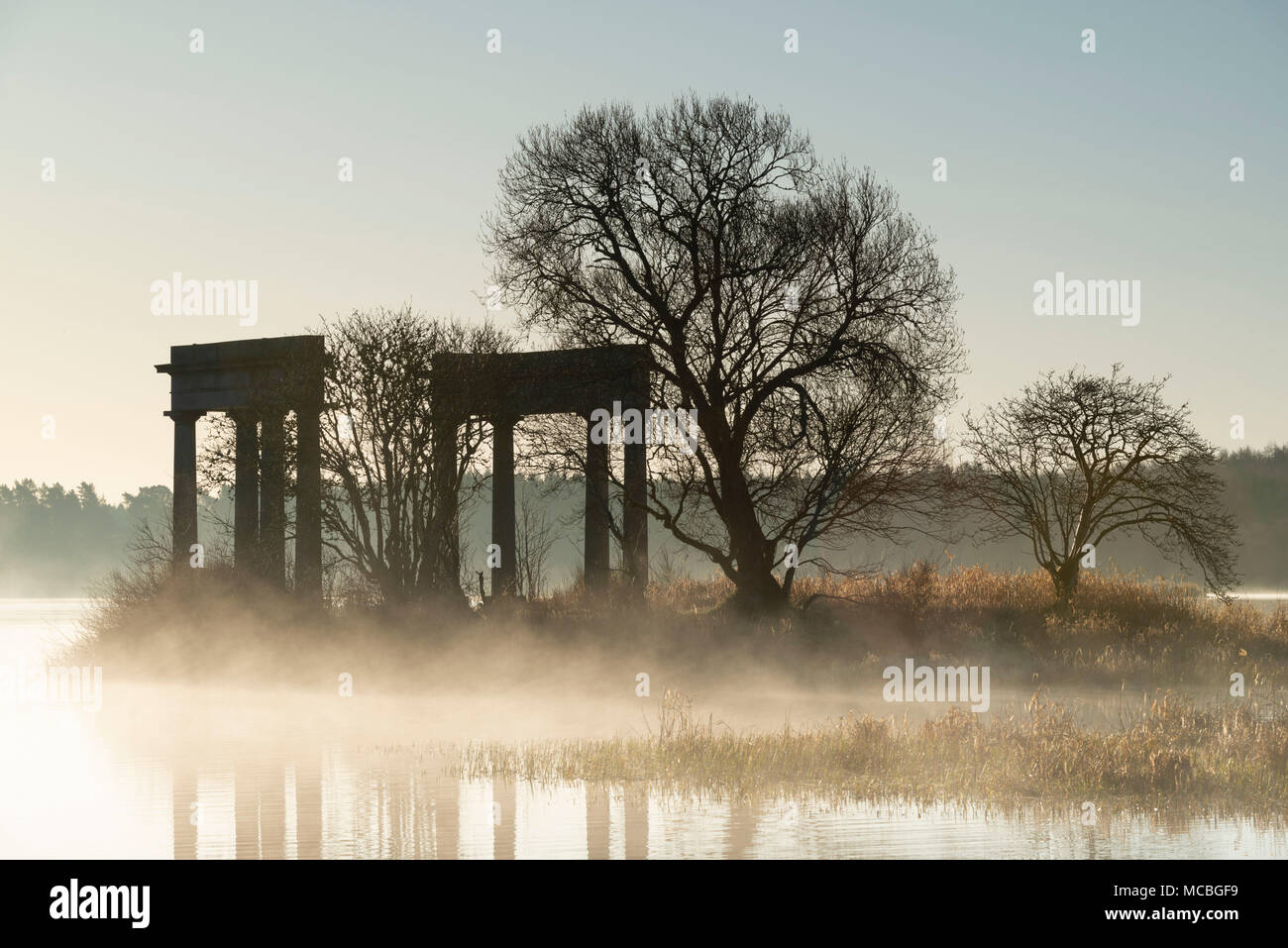 Il tempio, una follia sul lato sud del Loch di Skene, allo spuntar del giorno su una molla senza nuvole mattina Foto Stock