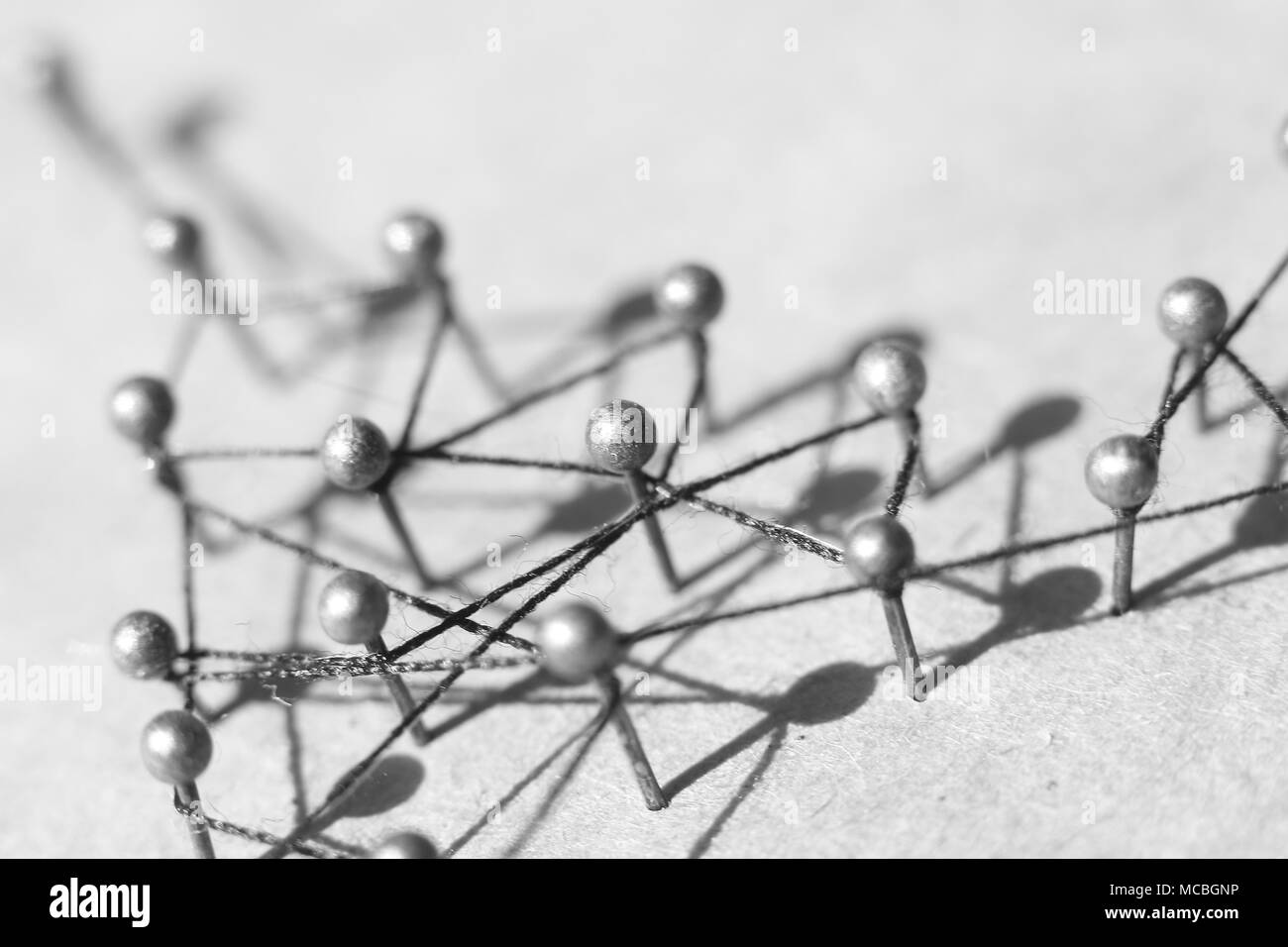 Concetto di una rete sociale con il leader di una struttura di gestione con le tiranterie e di interazione Foto Stock