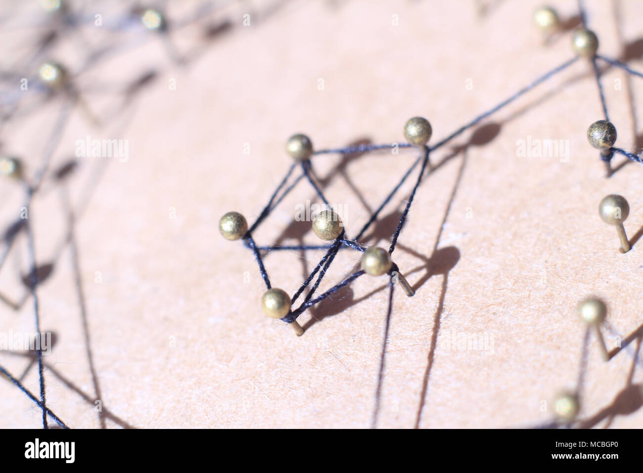 Concetto di una rete sociale con il leader di una struttura di gestione con le tiranterie e di interazione Foto Stock