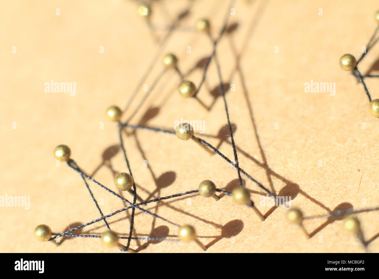 Concetto di una rete sociale con il leader di una struttura di gestione con le tiranterie e di interazione Foto Stock