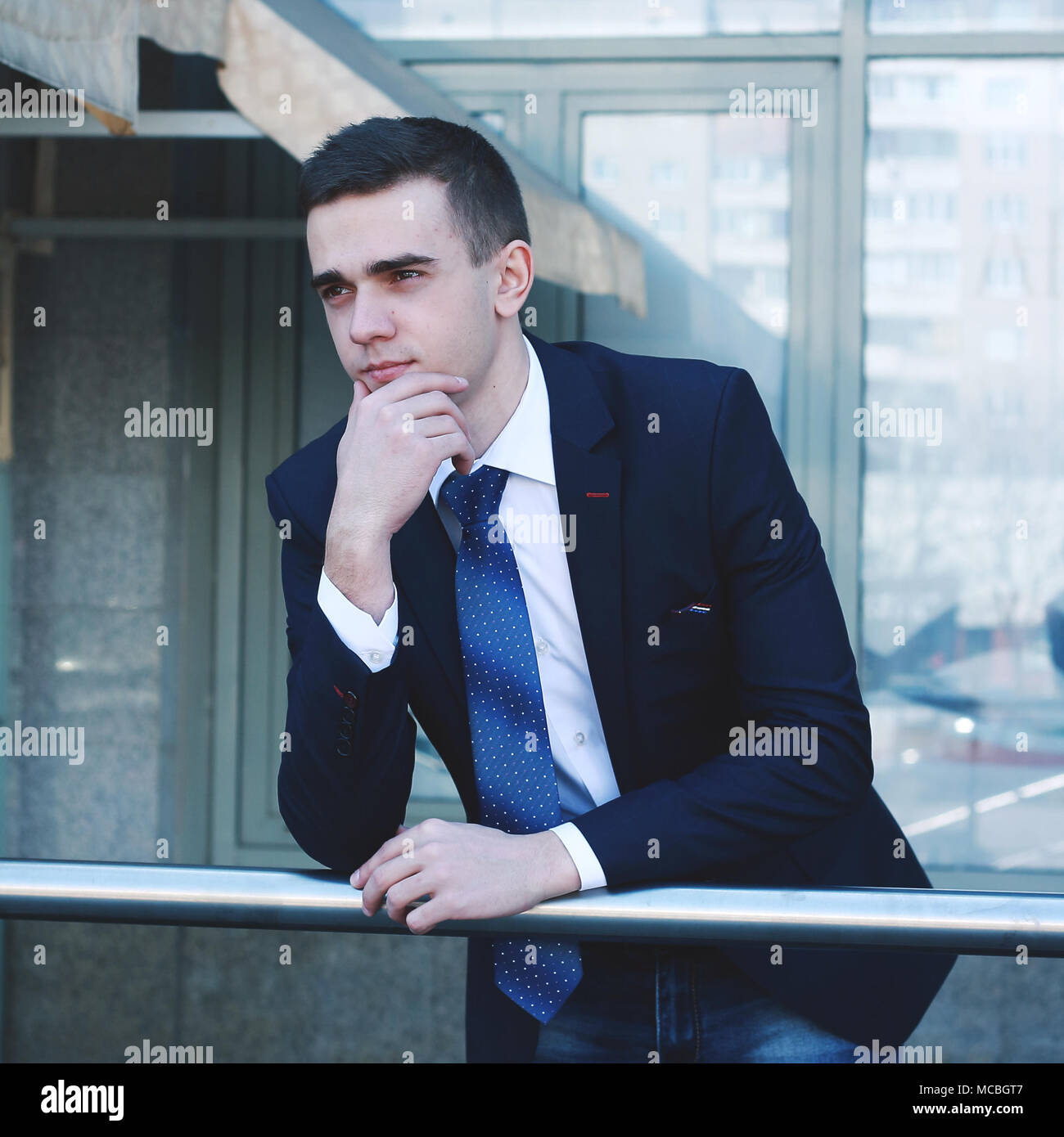 Close up.giovane imprenditore in piedi sul balcone in ufficio. Foto Stock