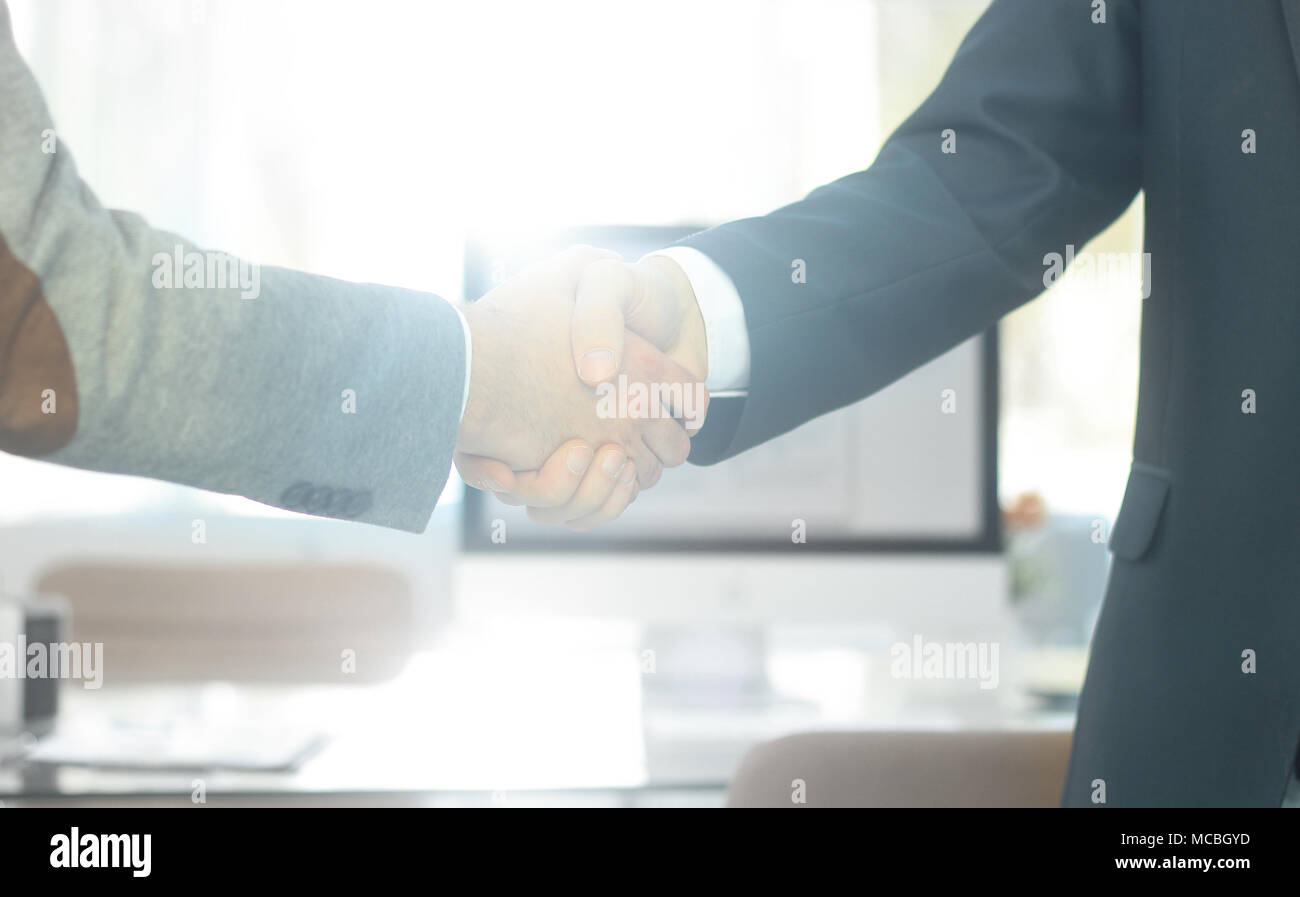 Closeup .i partner finanziari stringono le mani su una scrivania.la concezione di business Foto Stock