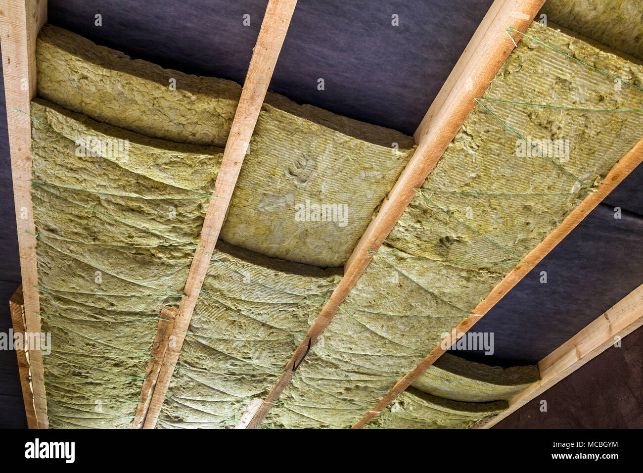 Isolamento termico minerale lana di roccia installazione presso il nuovo  edificio soffitto attico Foto stock - Alamy
