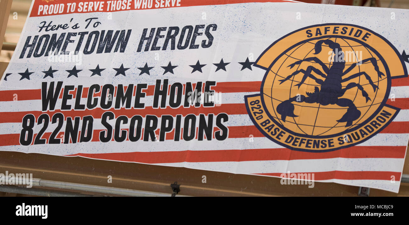 Un 822nd Base Defense Squadron banner pende al welcome back aviatori da una distribuzione, Marzo 30, 2018 a Moody Air Force Base, Ga. Il 822nd BDS restituita dopo aver trascorso diversi mesi distribuiti e guadagnare numerosi comando, ala e premi individuali. Foto Stock