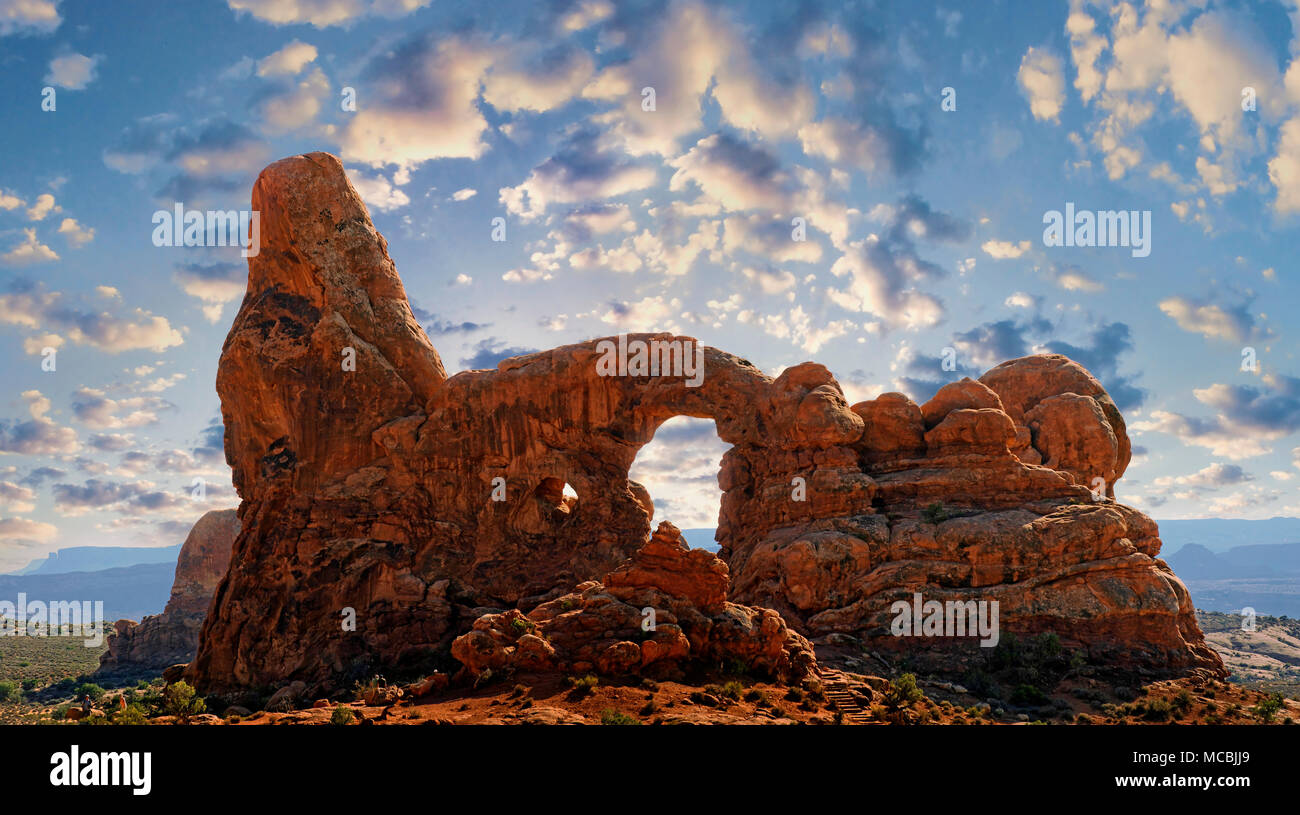 Arco della torretta al tramonto, pietra colonna formata da erosione della pietra arenaria rossa, Arches National Park, vicino a Moab, Utah, Stati Uniti d'America Foto Stock