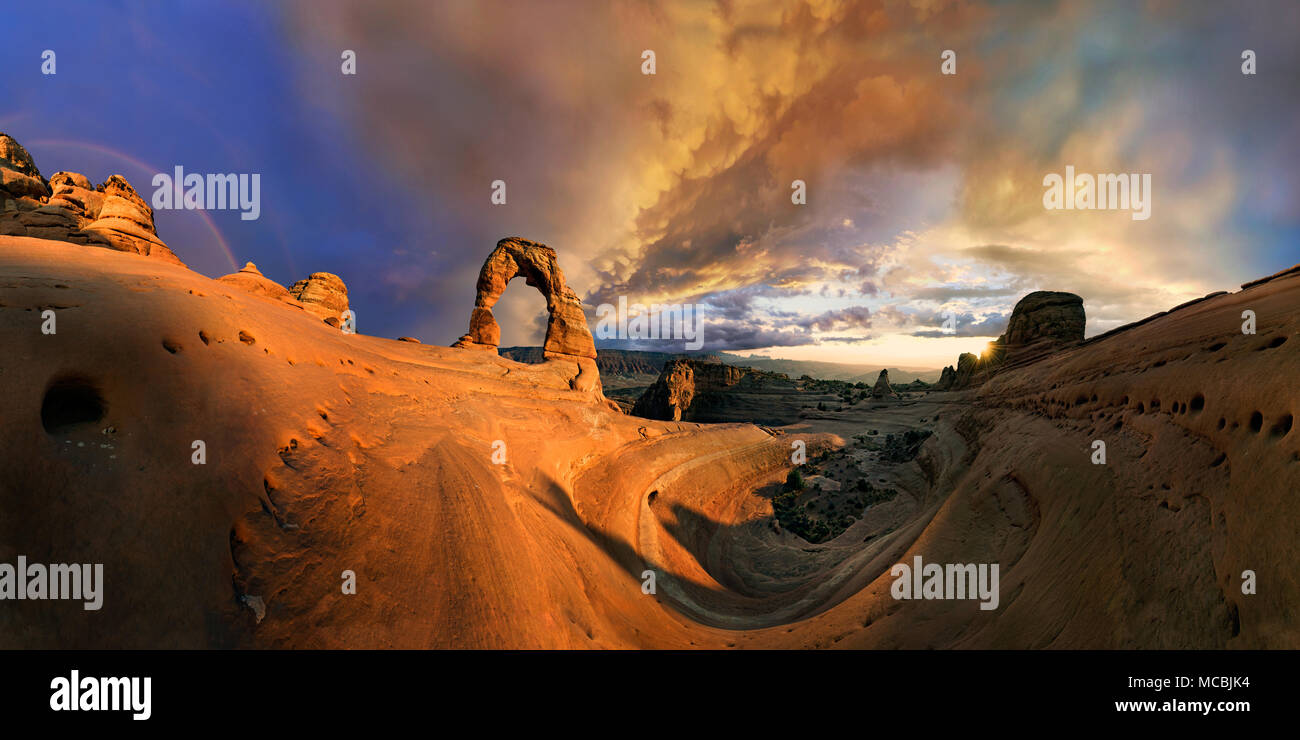 Tramonto al Delicate Arch Arch, crepuscolo, Arches National Park, vicino a Moab, Utah, Stati Uniti d'America, America del Nord Foto Stock